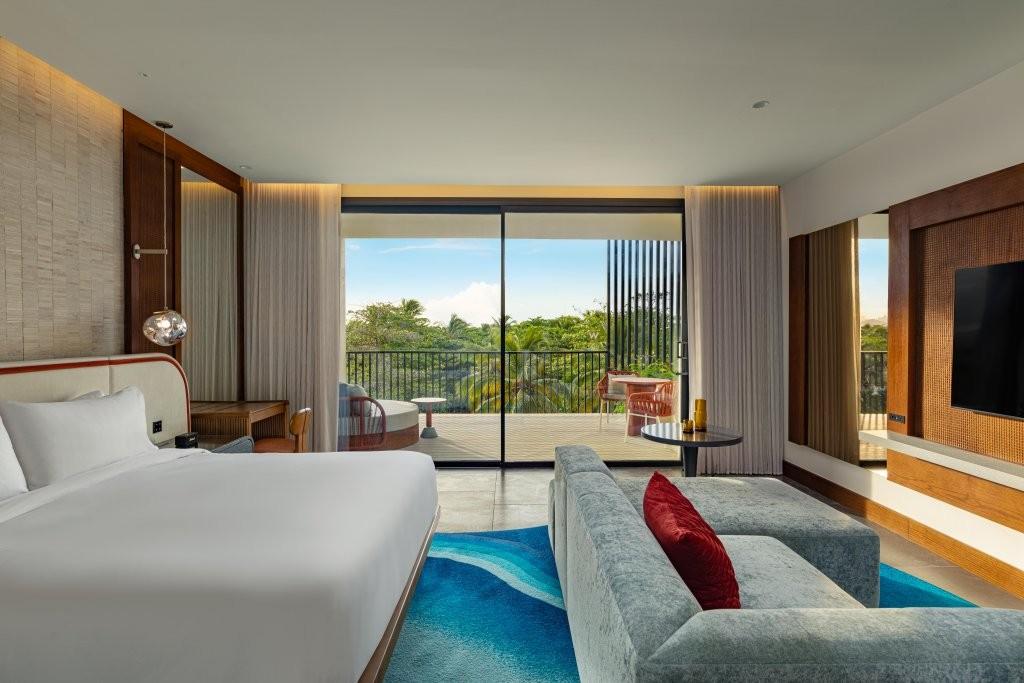 W Suite, 1 King, Tropical View