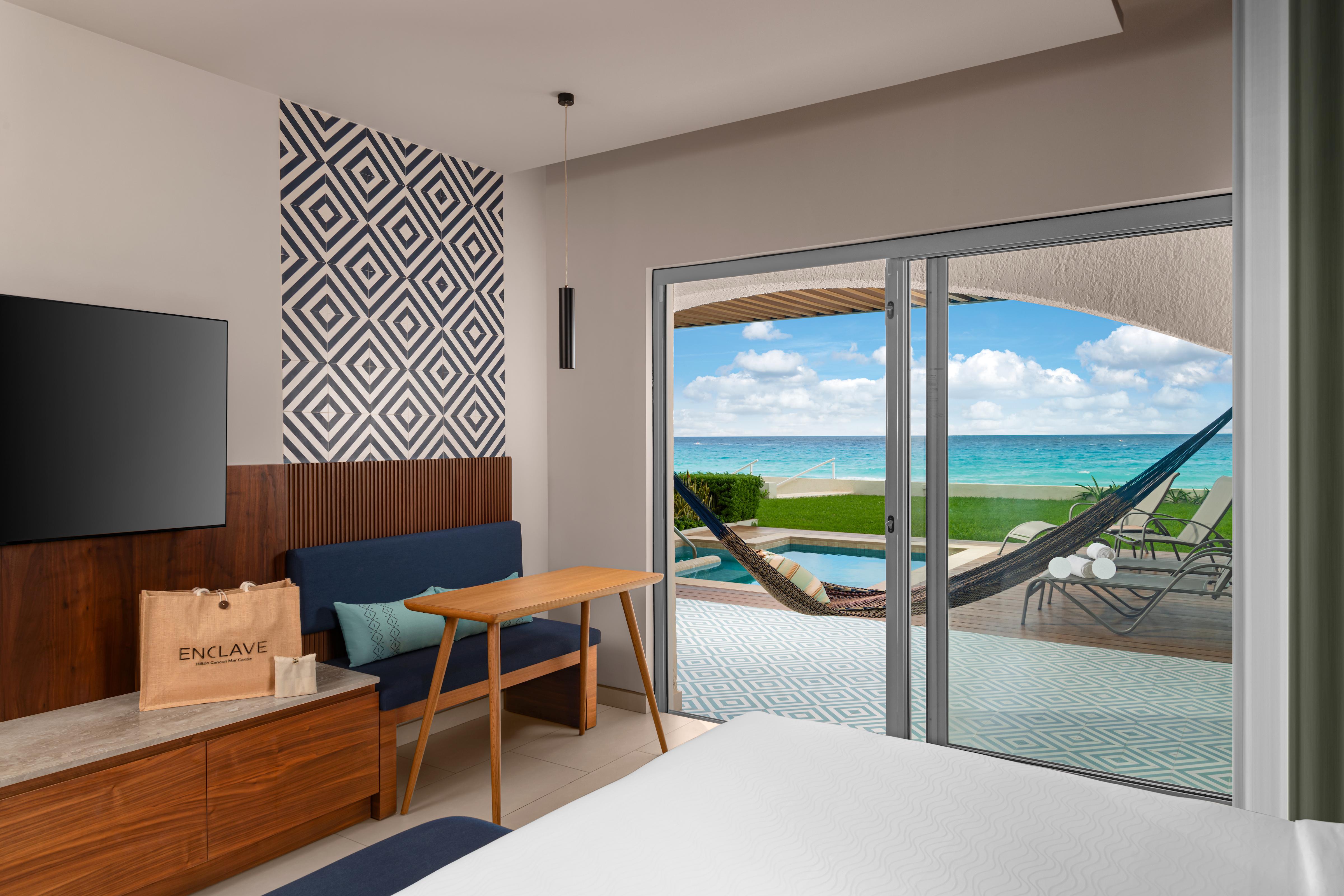 Enclave Beachfront Suite - Plunge Pool - 1 King 2 Murphy Beds