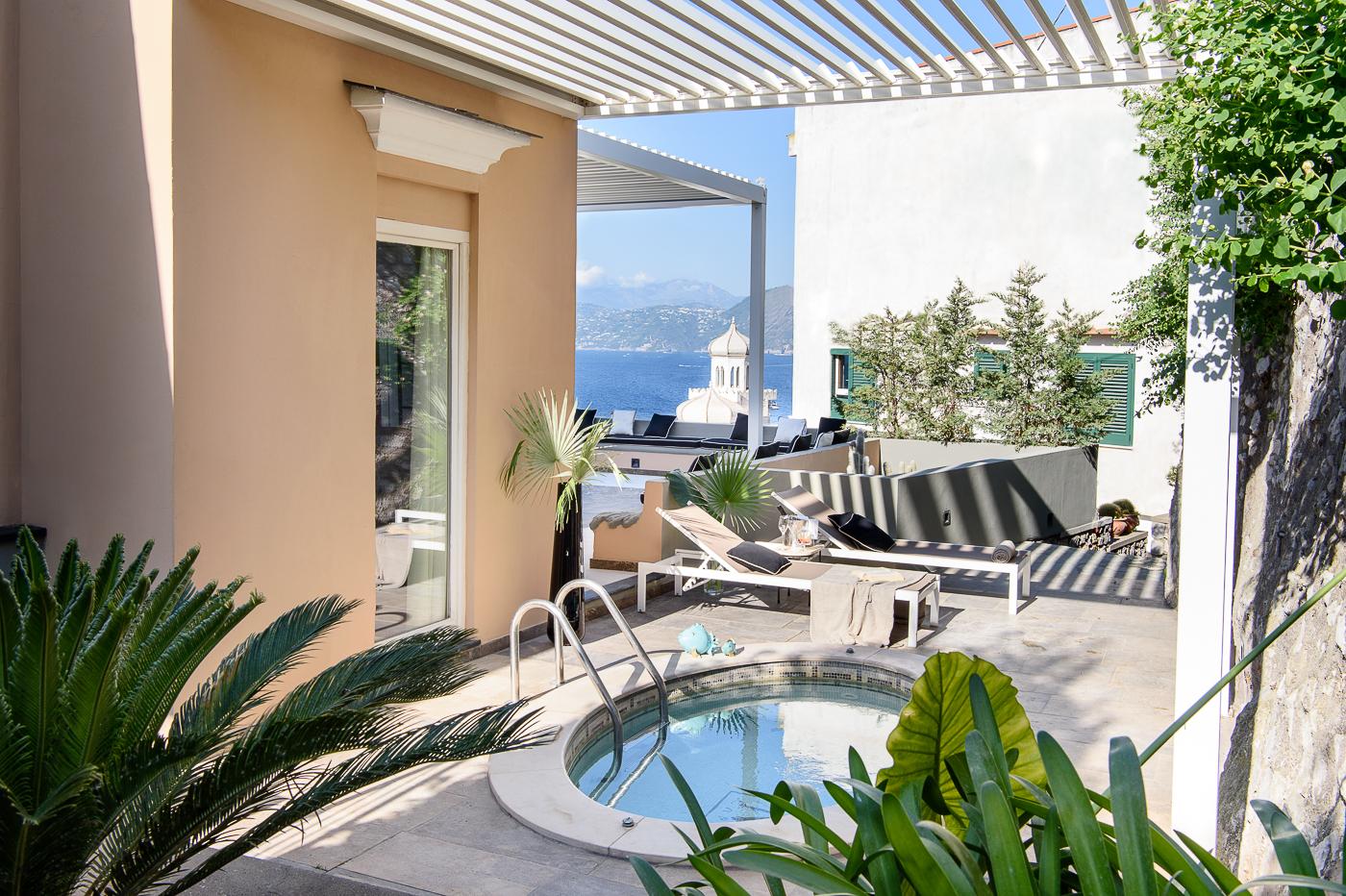 POOL SUITE WITH SEA VIEW