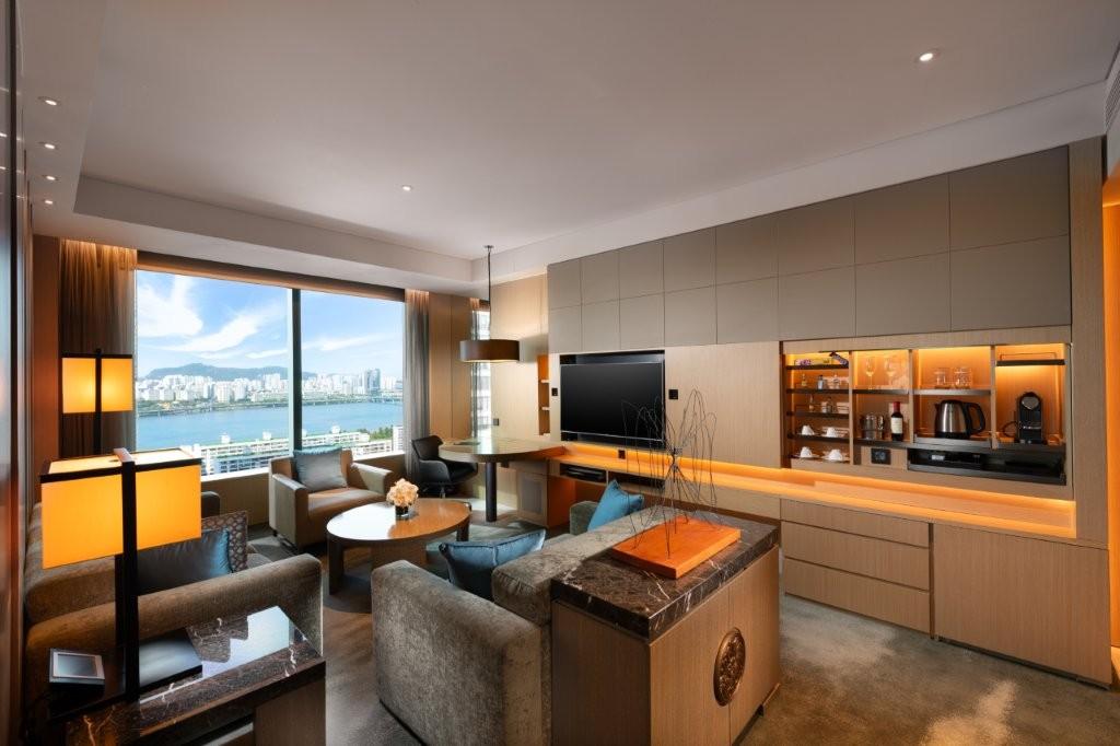 Corner Suite