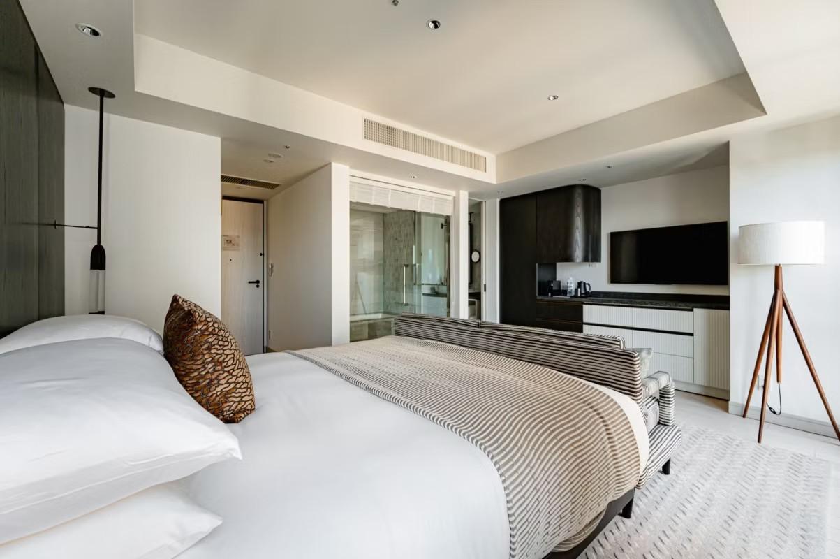 1 King Premium (33 sq mt | 355 sq ft)