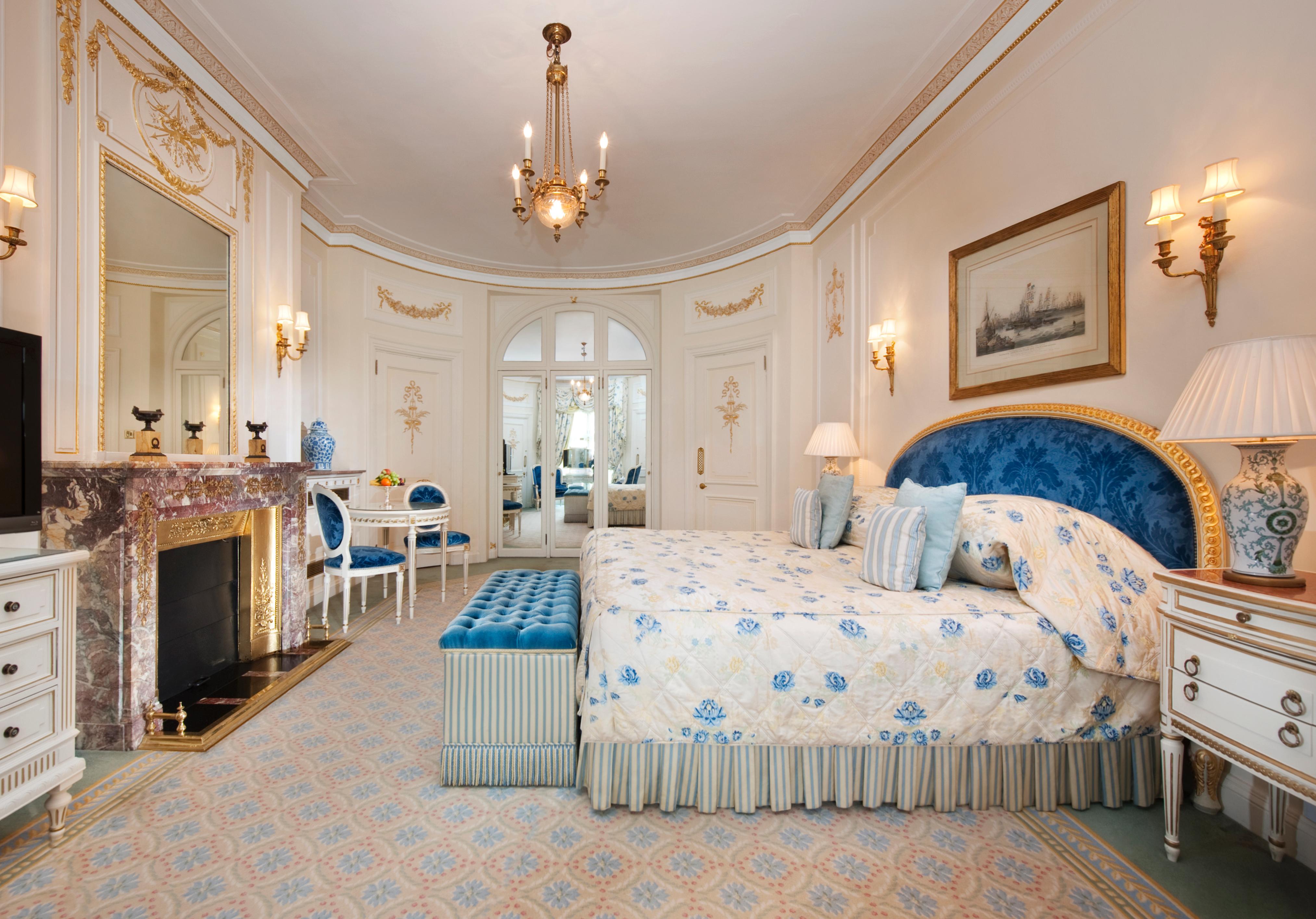 Deluxe Green Park Suites