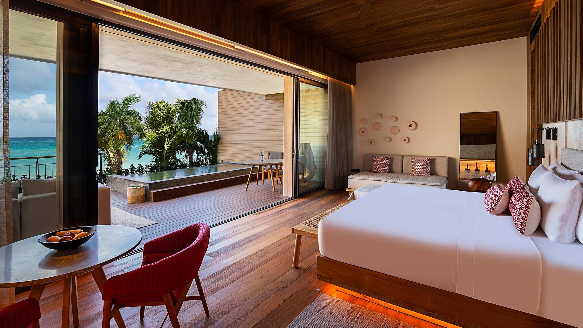 Oceanfront Veranda Pool Suite King