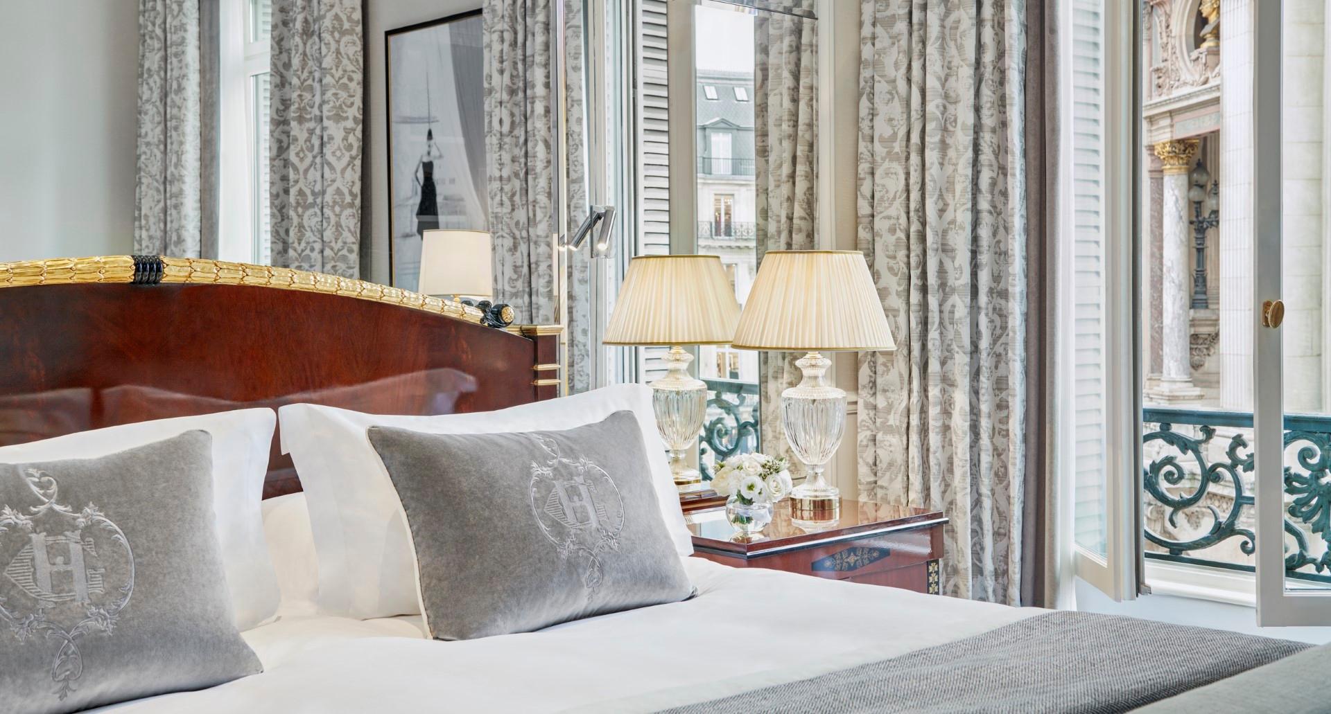 Junior Suite Opera view and Sofa