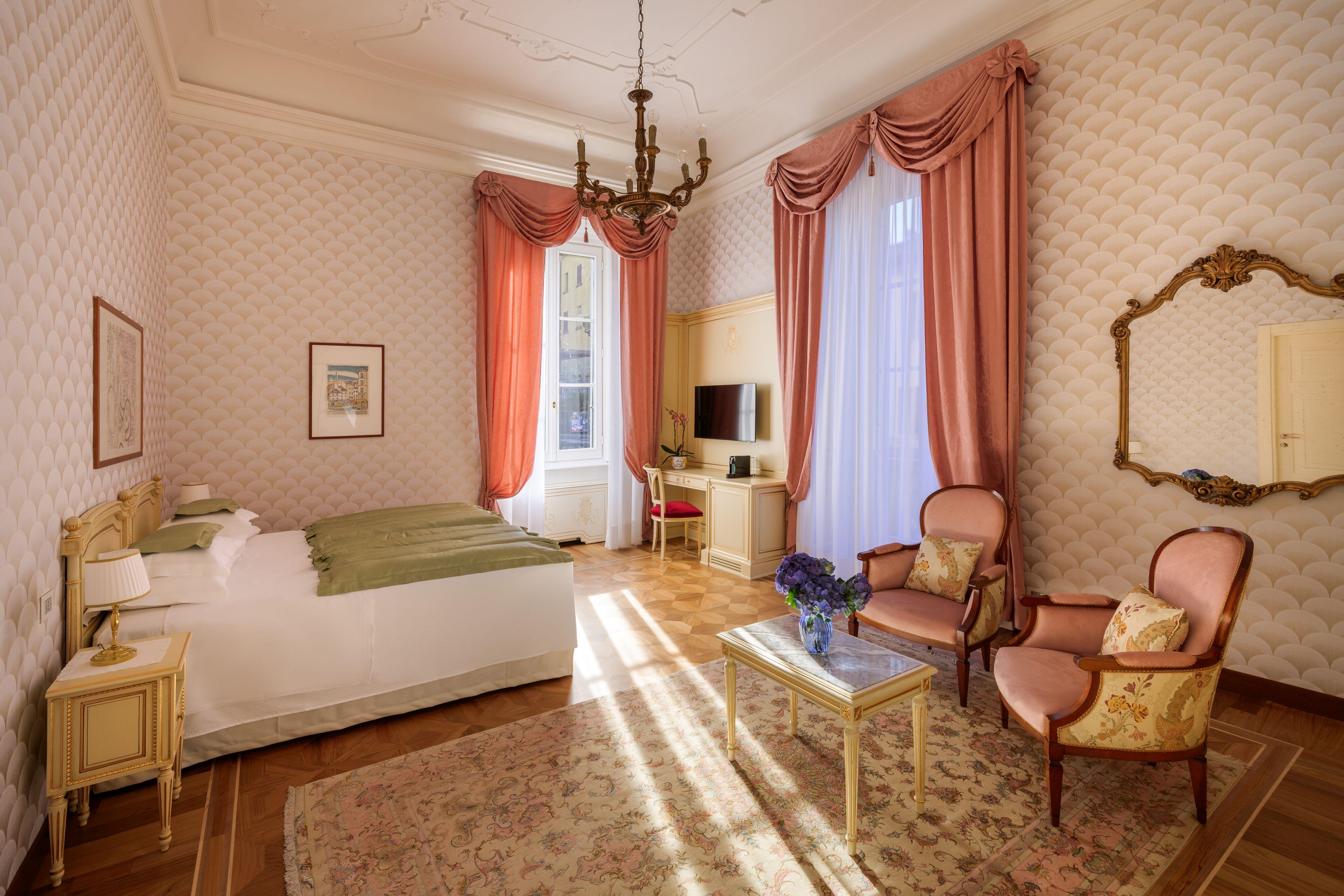 ​Deluxe Rooms Park/Village View