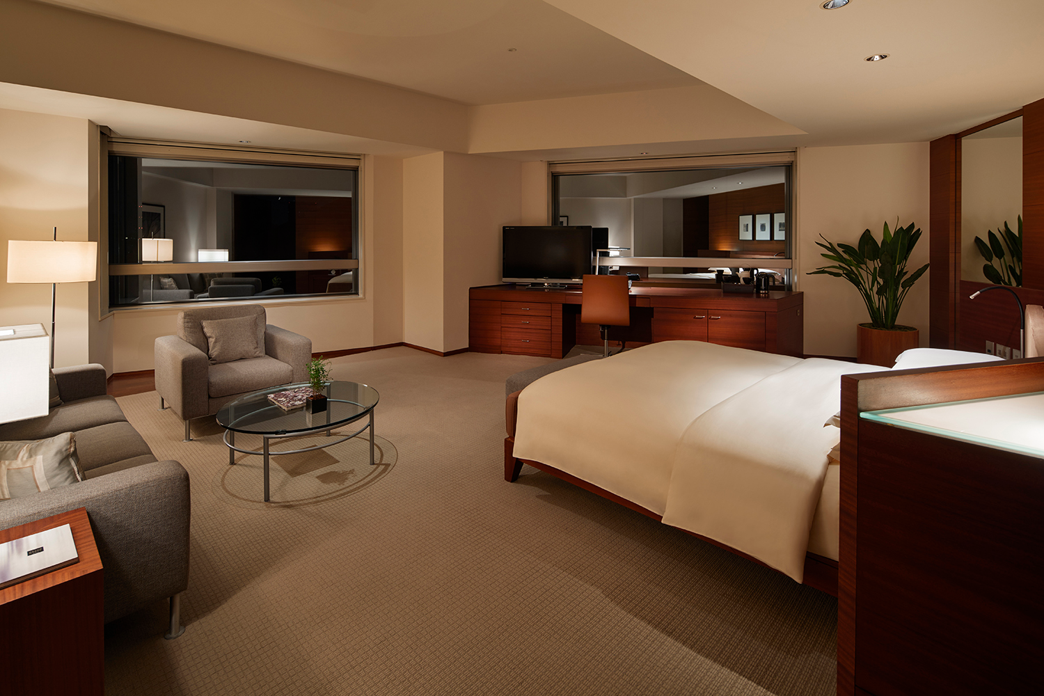 1 King Bed, Club Access, Premium