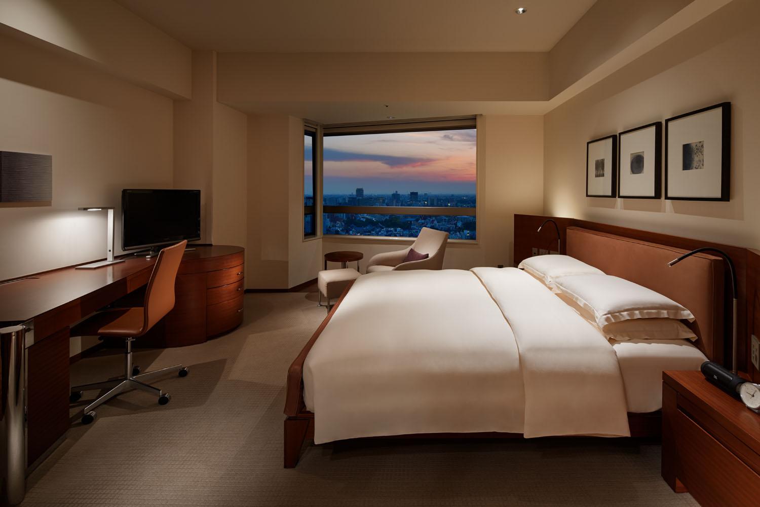 1 King Bed / 2 Twin Beds, Club Access