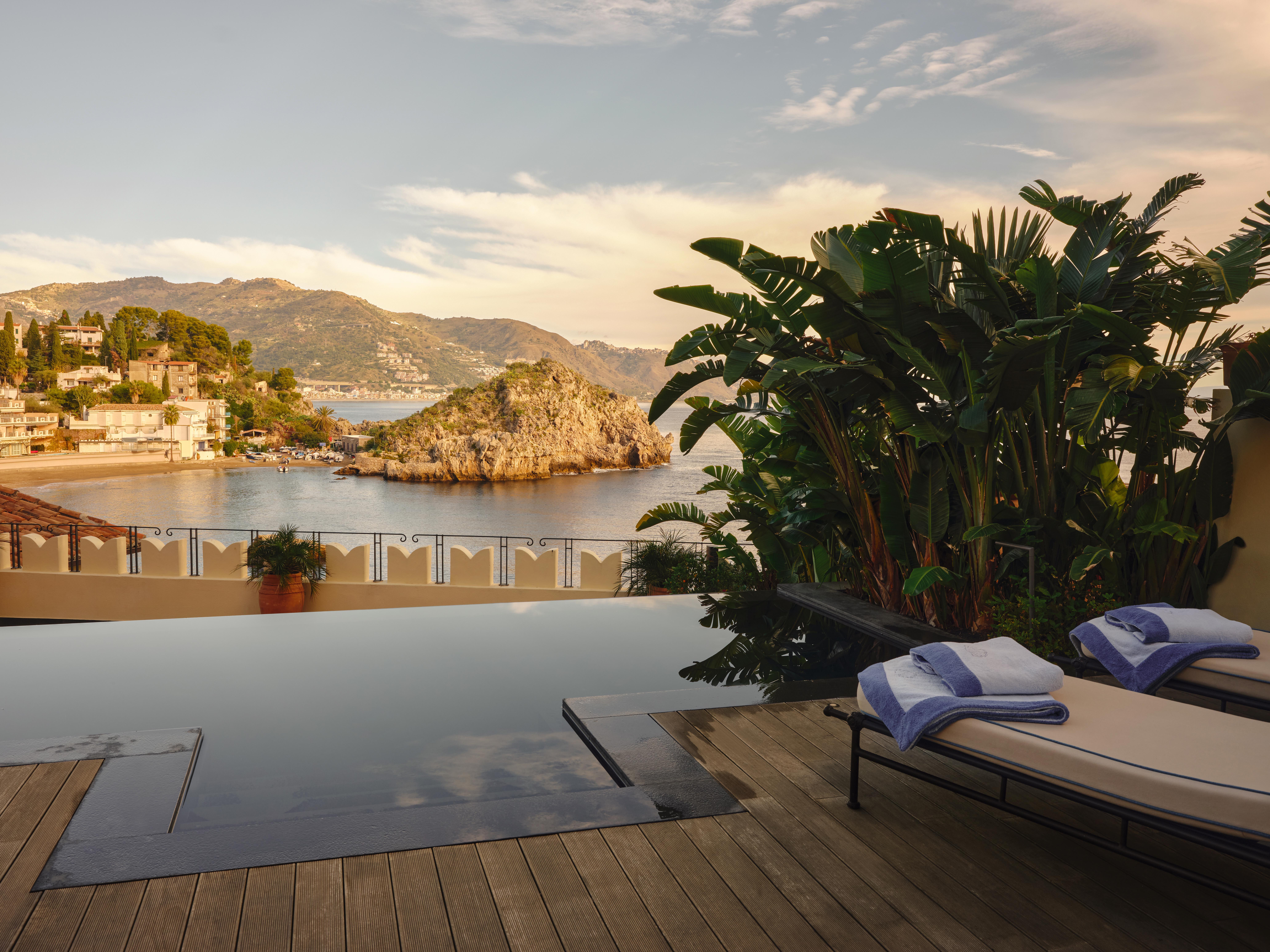 Ionica Pool Suite
