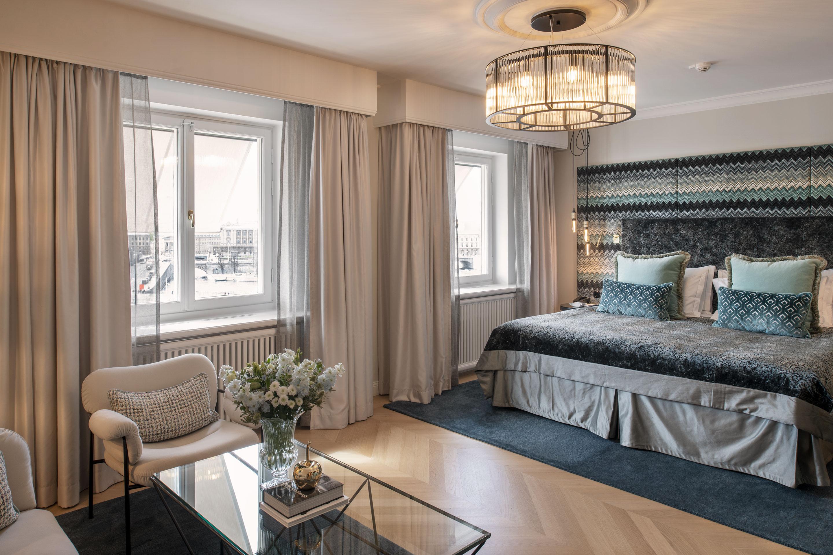 De Luxe Double Room Street or Courtyard View