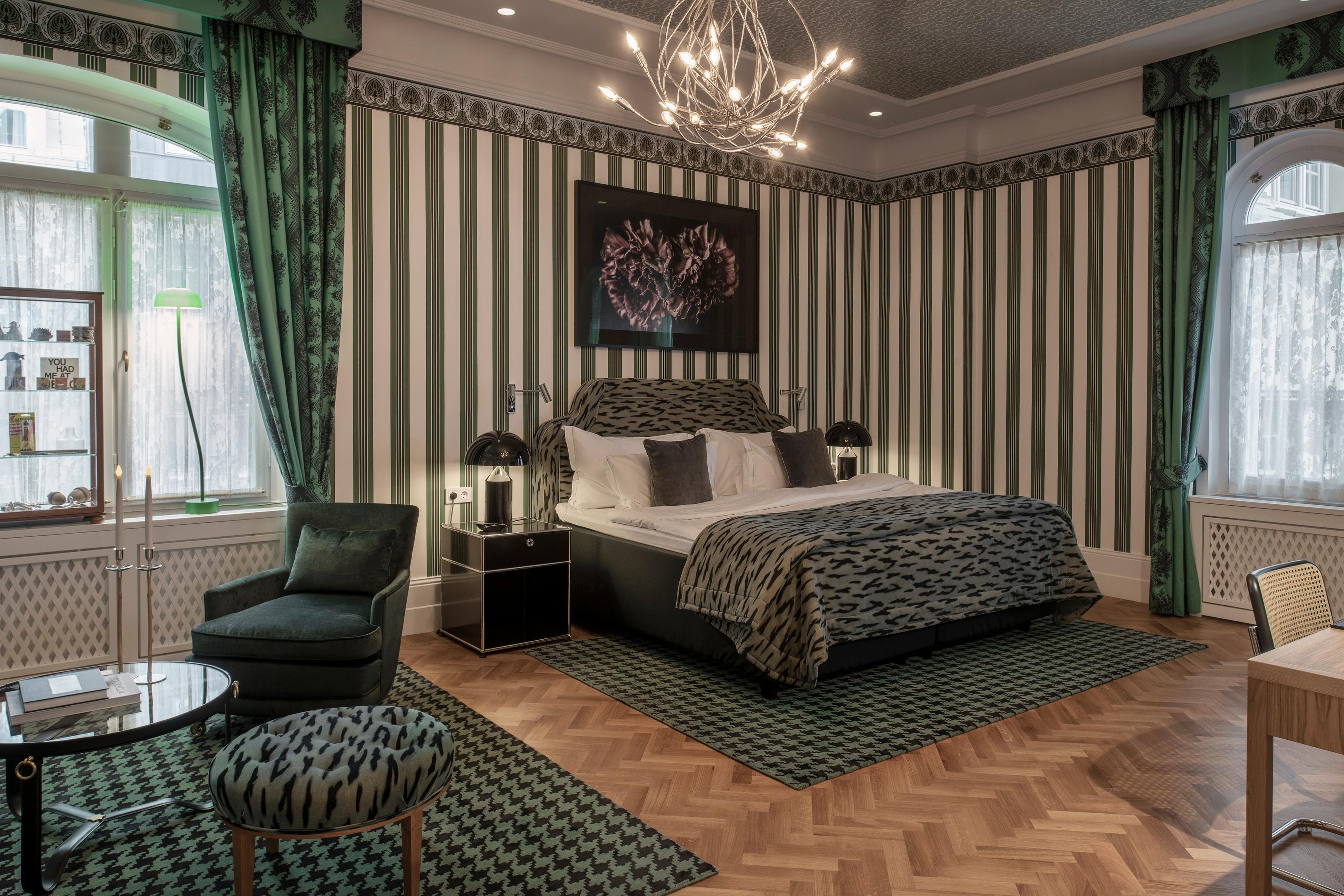 Junior Suite with Street or Courtyard View