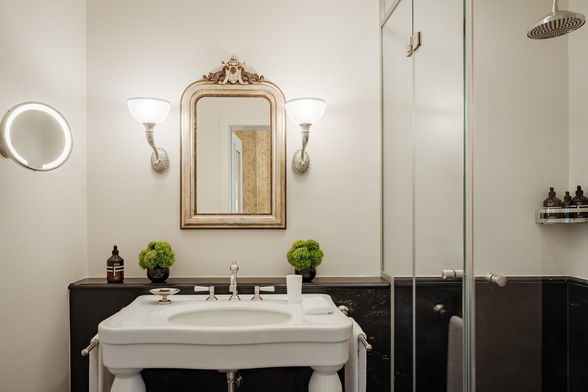City Queen Room