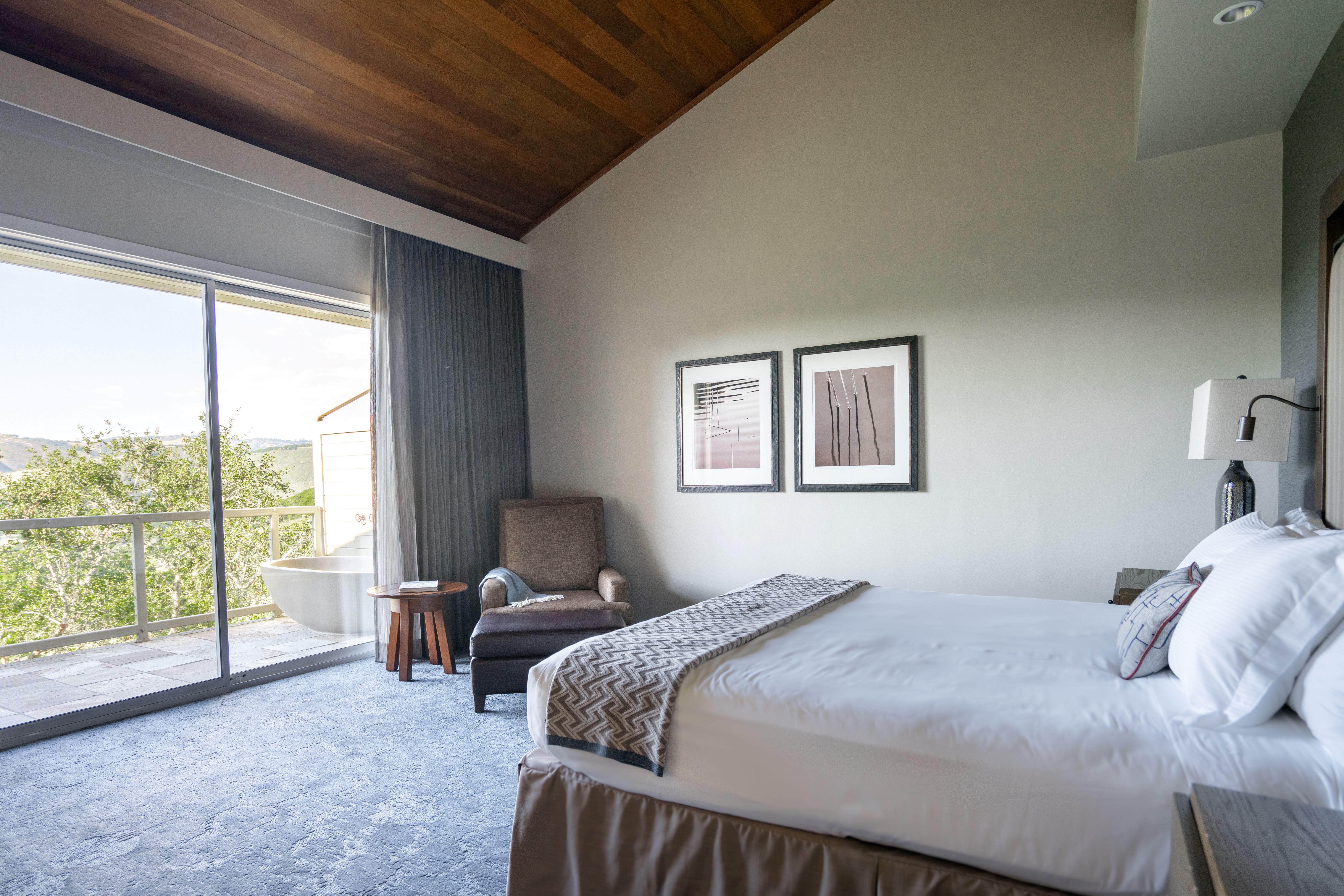 Hilltop Ranch with King Bed and Outdoor Tub