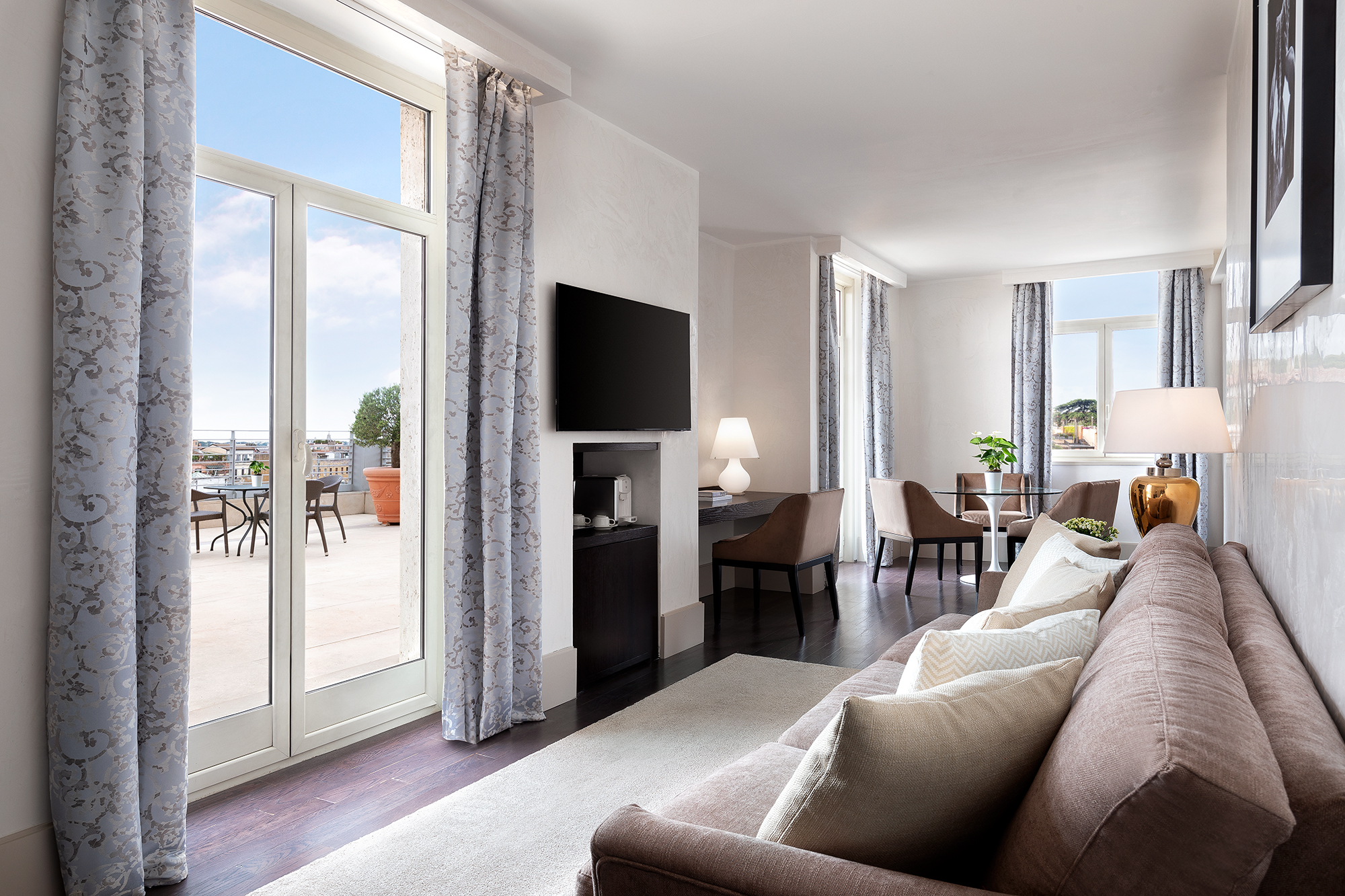 De Luxe Contemporary Style Suite
