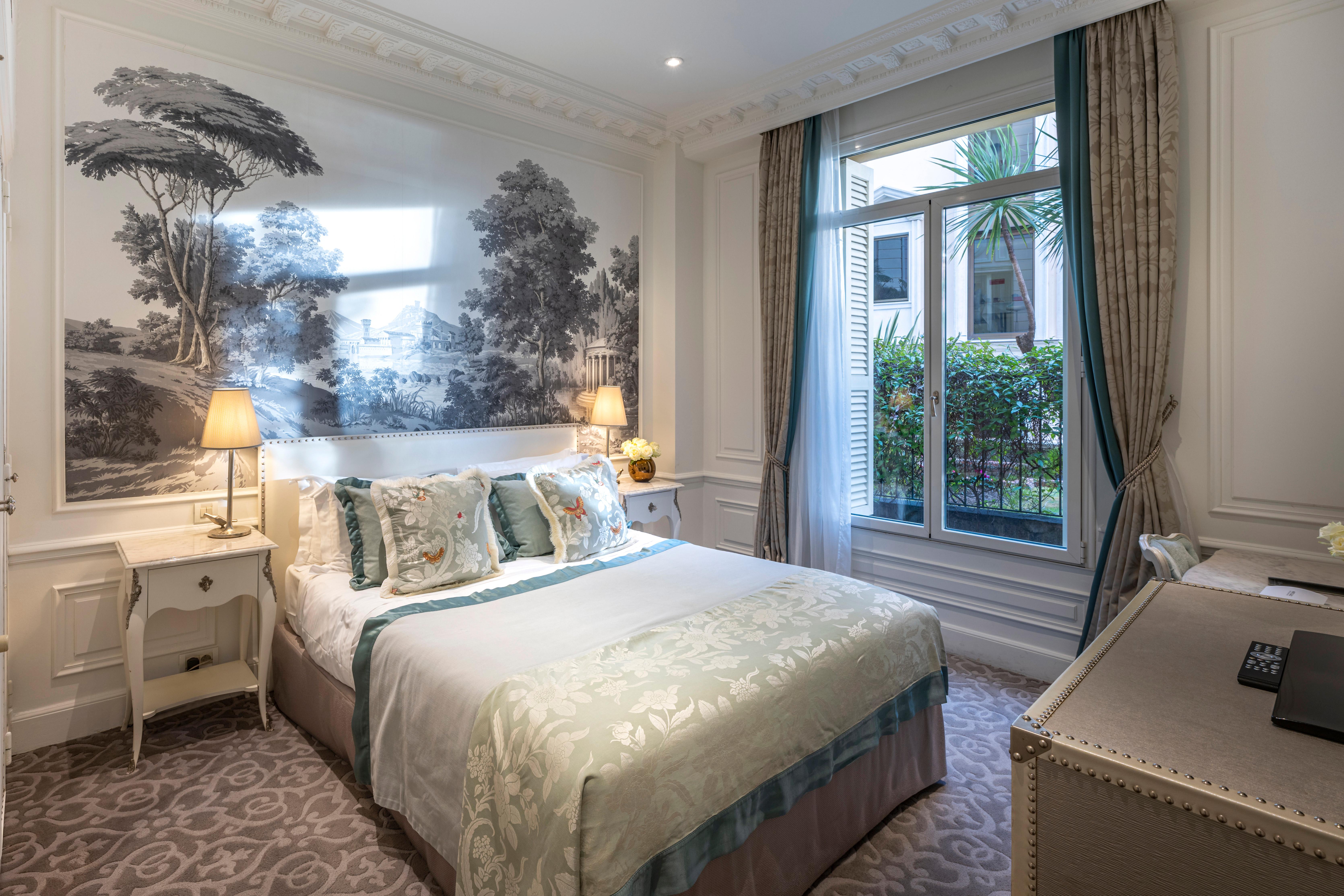 Superior Queen Room – City or Courtyard View