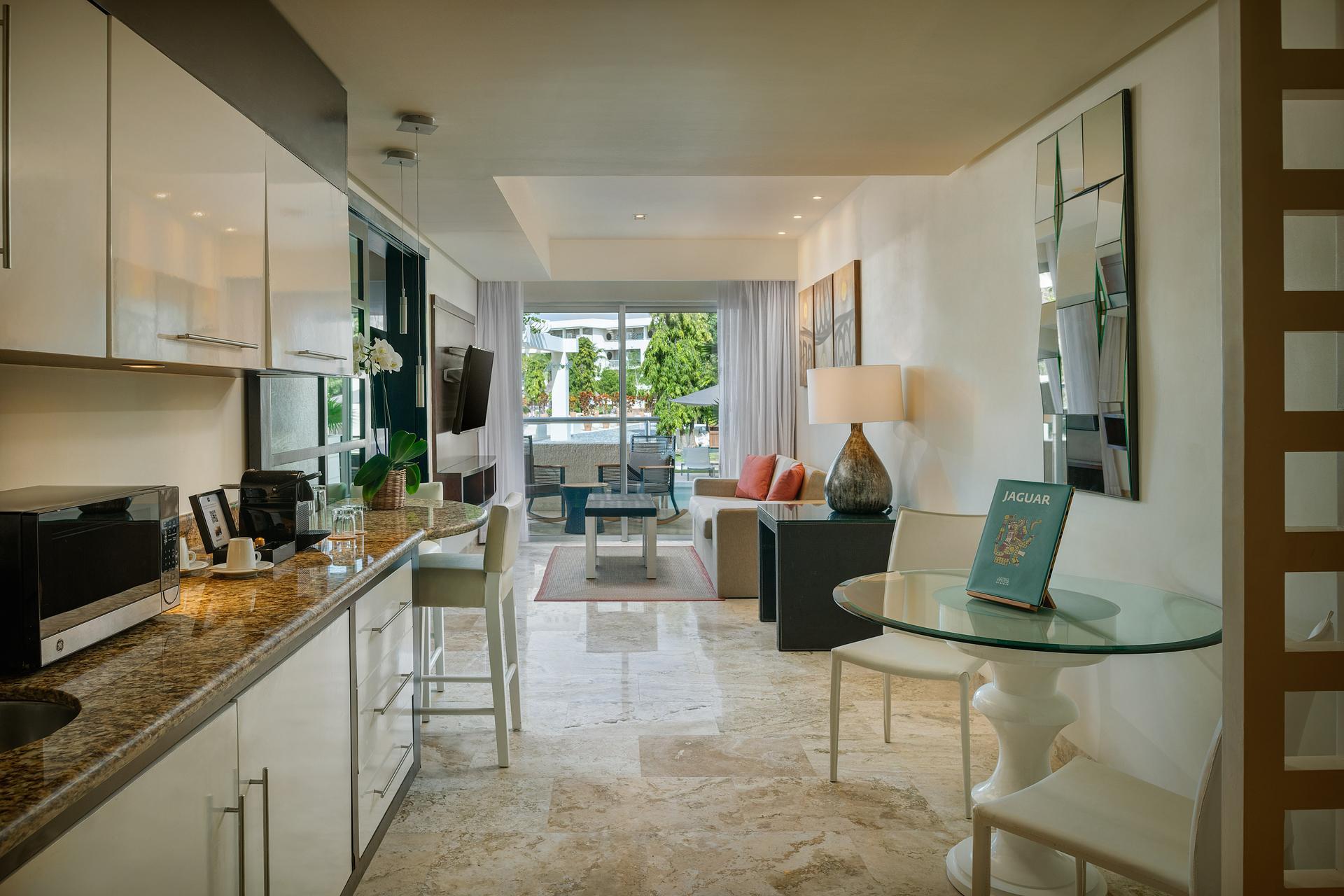 Family Concierge Suite Swim Up