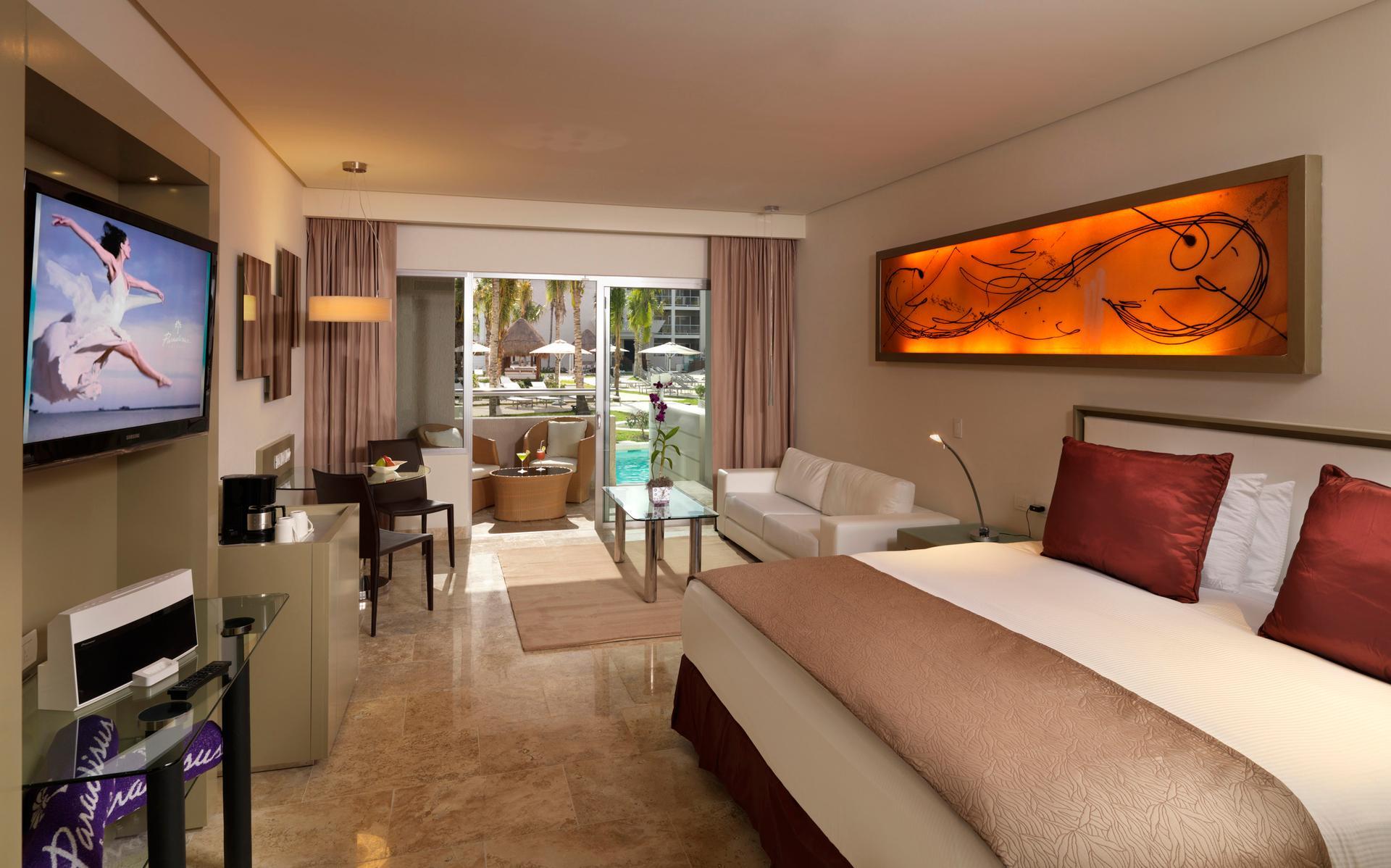 Family Concierge Junior Suite Swim Up