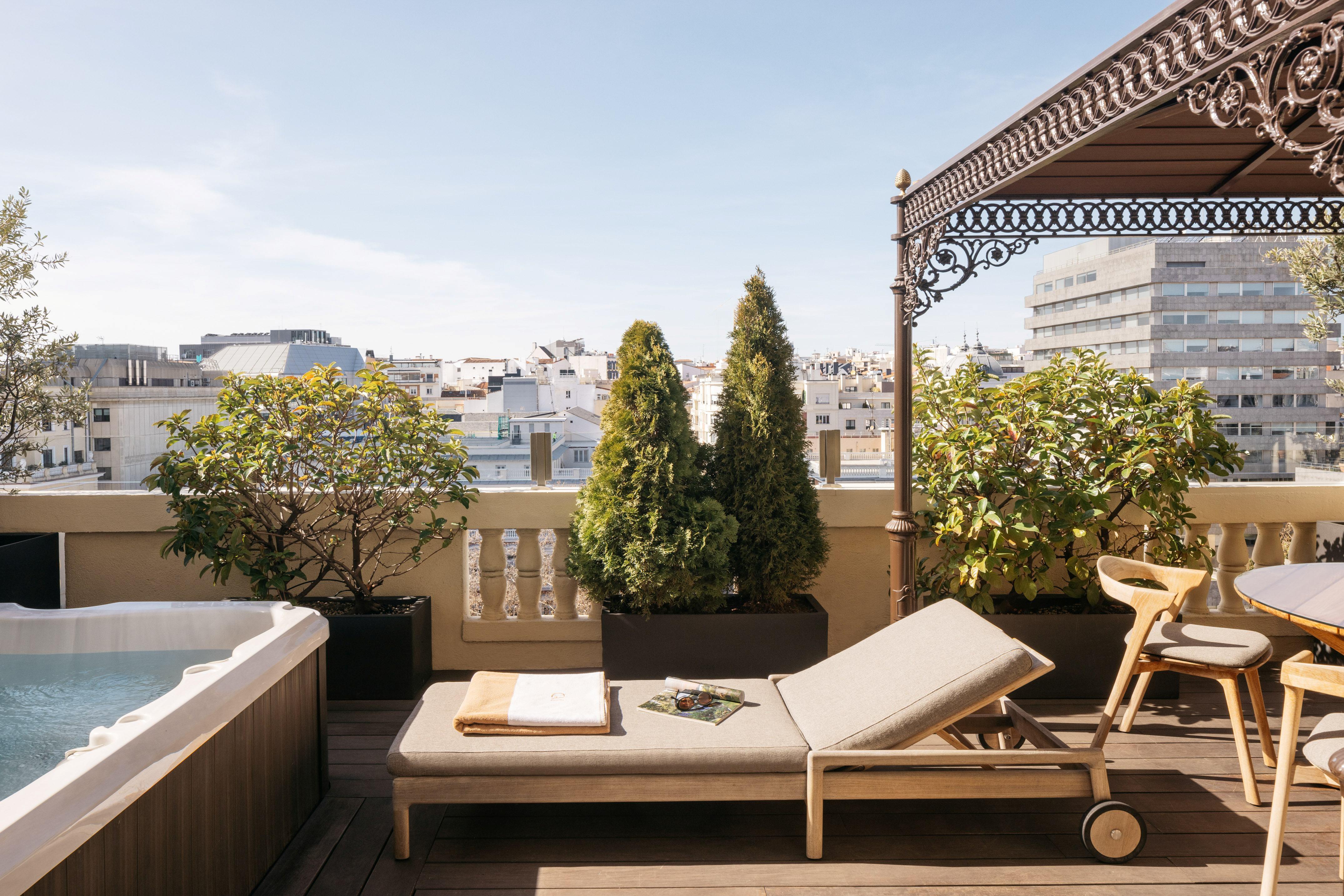 Colon Penthouse Suite Red Level