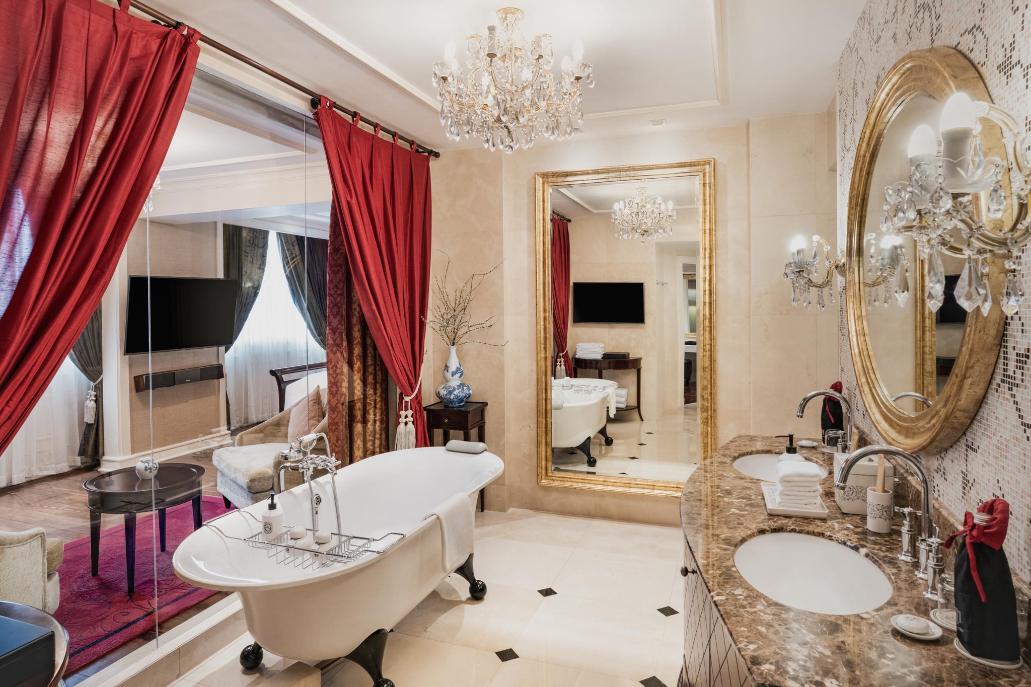 Grand Prestige Suite - Metropole Opera Wing