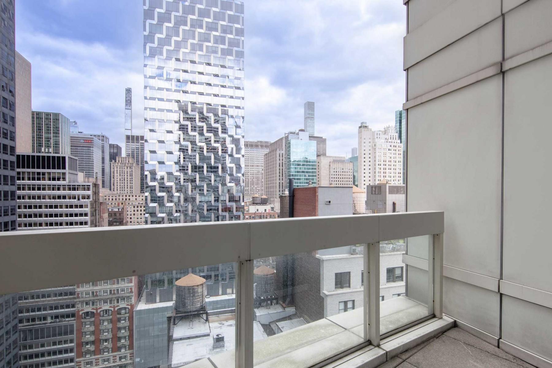 Juliette Balcony City View 1 Bedroom King Suite
