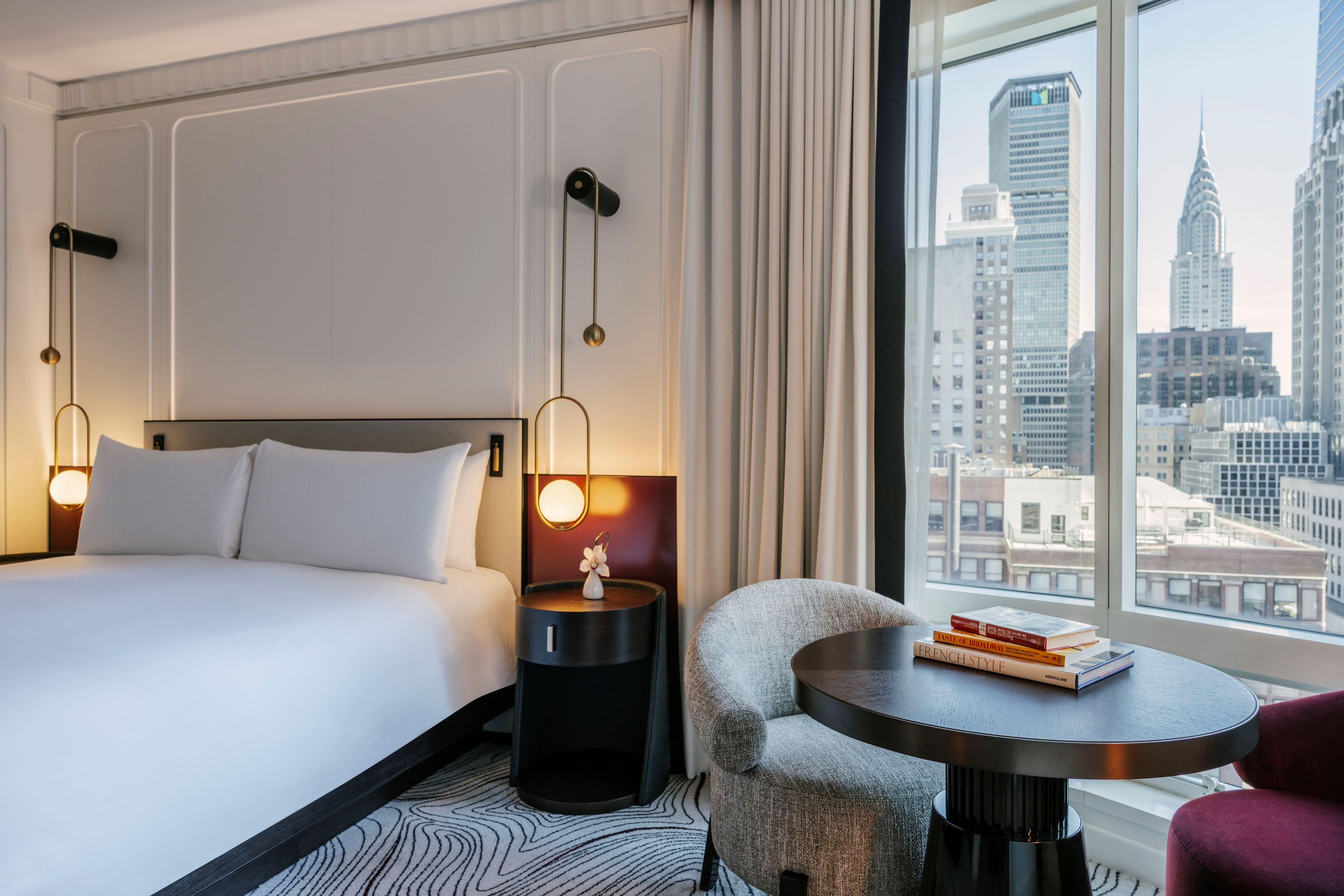 Signature Iconic Building View High Floors 1 Bedroom King Suite