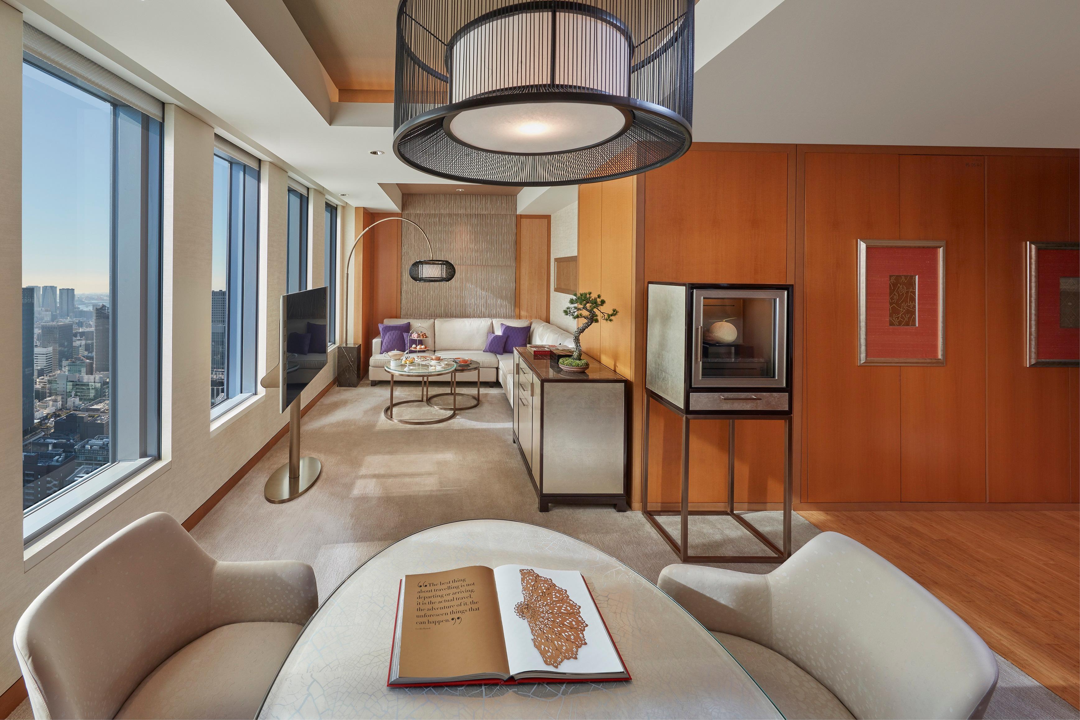 Mandarin Corner Suite