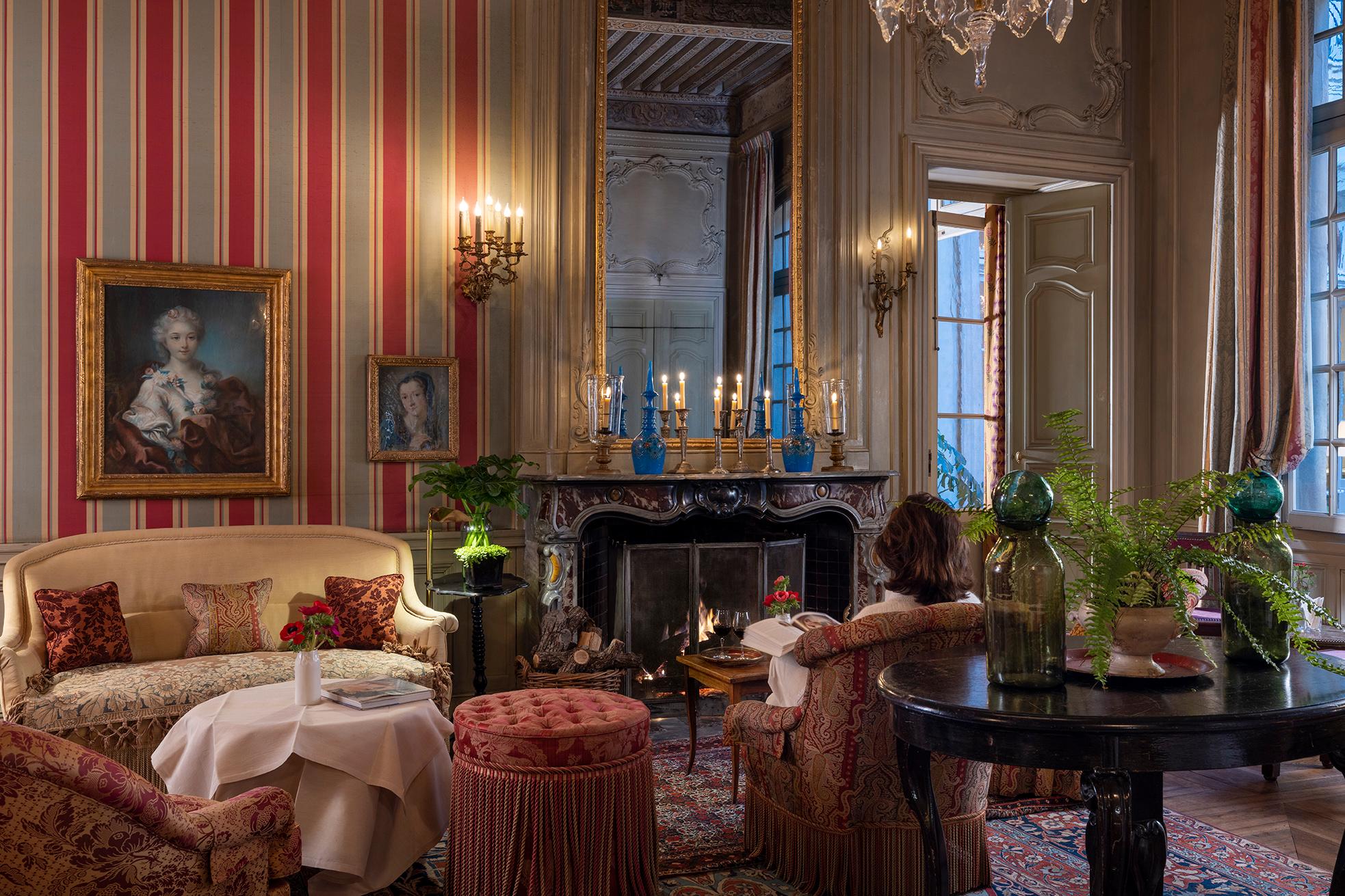 La Mirande, France — La Mirande - La Mirande - Salon Rouge - Bar - Fireplace
