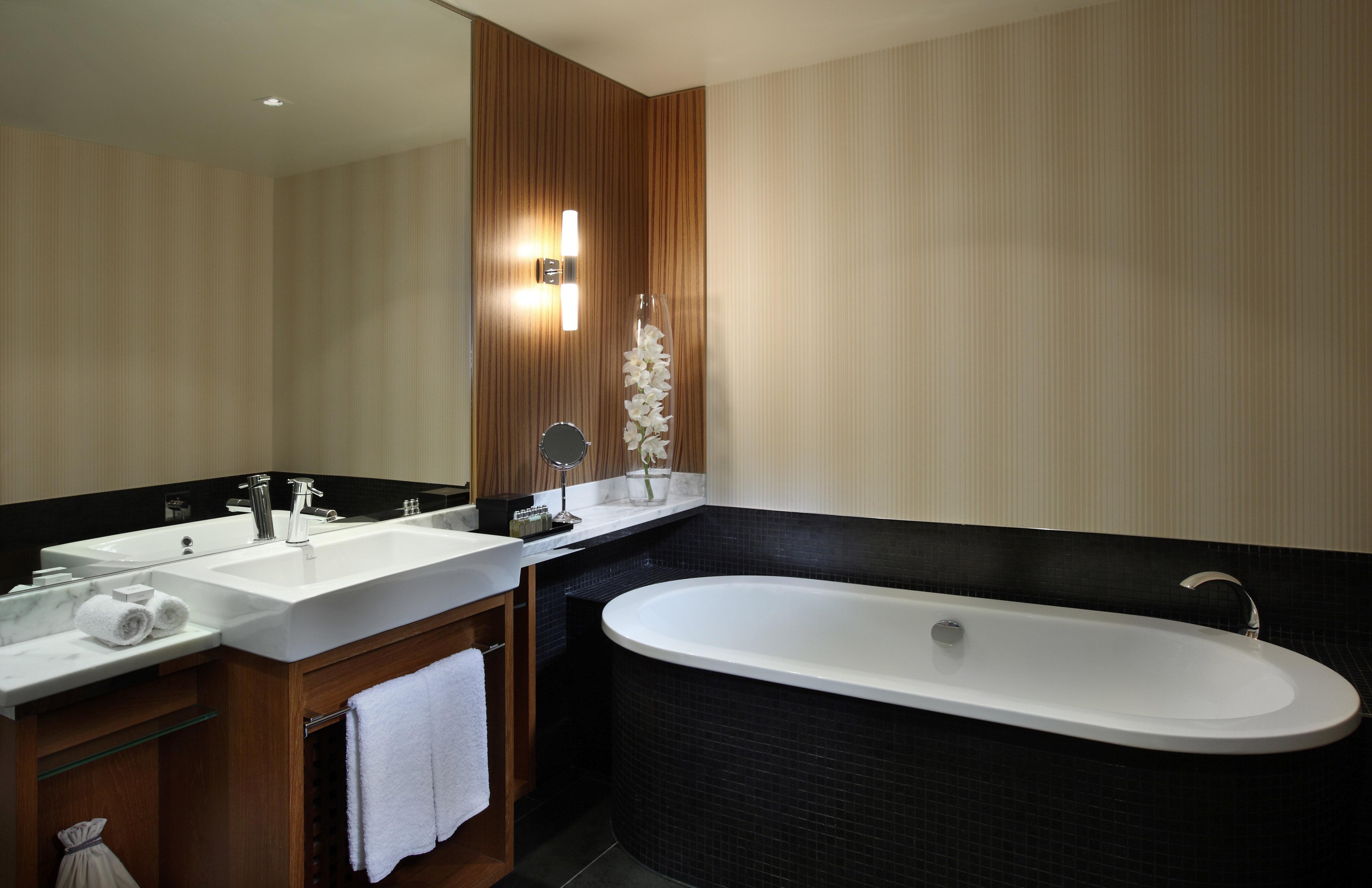 Luxury Atrium View Room