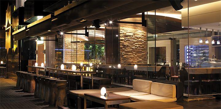 Kowloon Shangri-La, Hong Kong, China — Kowloon Shangri-La, Hong Kong - Tapas Bar featuring both Indoor and outdoor seating.