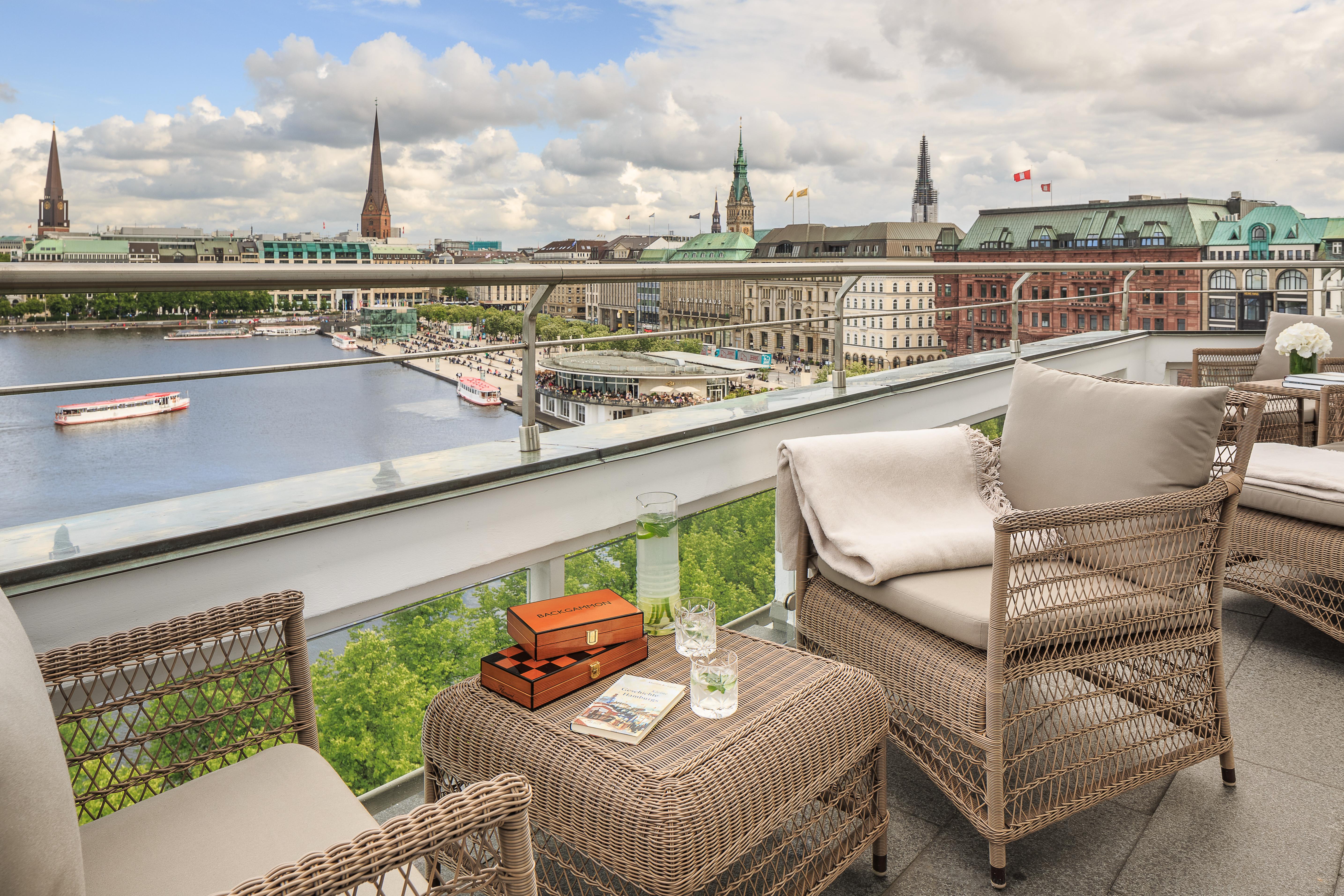 DELUXE Lake View Private Balcony King - 35sm