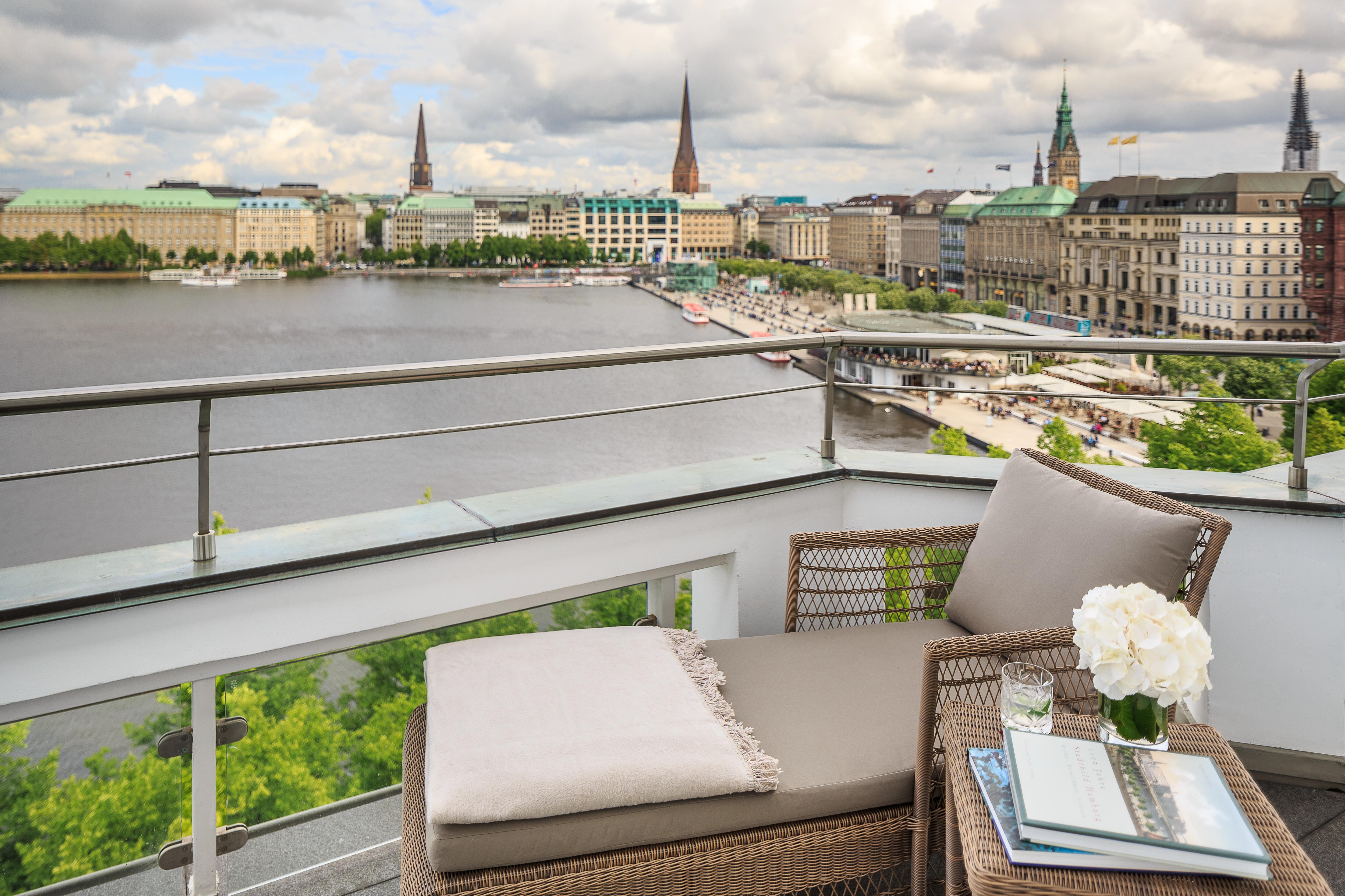 FAIRMONT Lake View Balcony Queen - 25sm