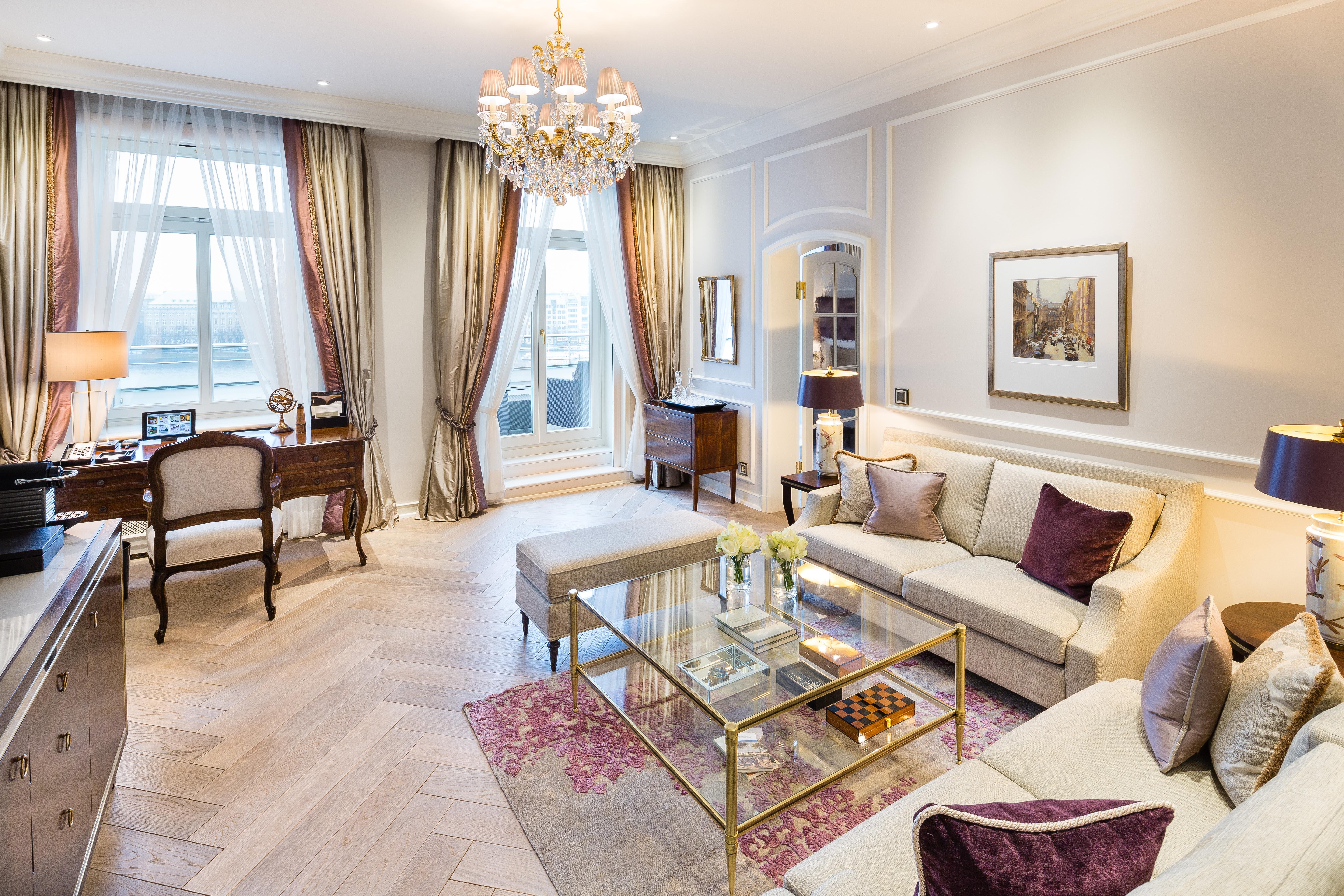 PENTHOUSE 1BR SUITE Lake View Balcony King - 95sm. Butler Service. Top Floor. Living Room