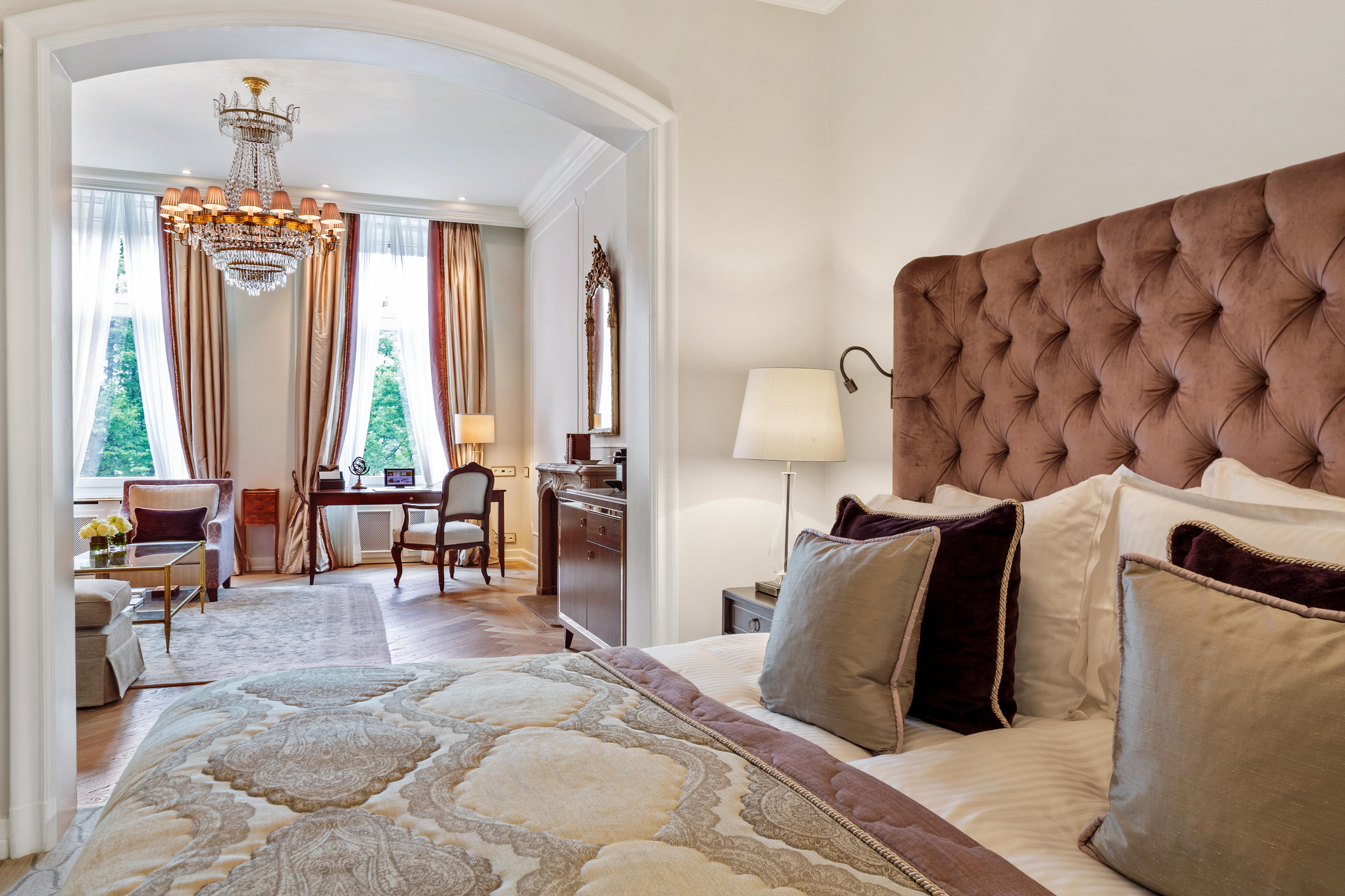JUNIOR SUITE Lake View King - 55sm. Combined Living and Sleeping Area