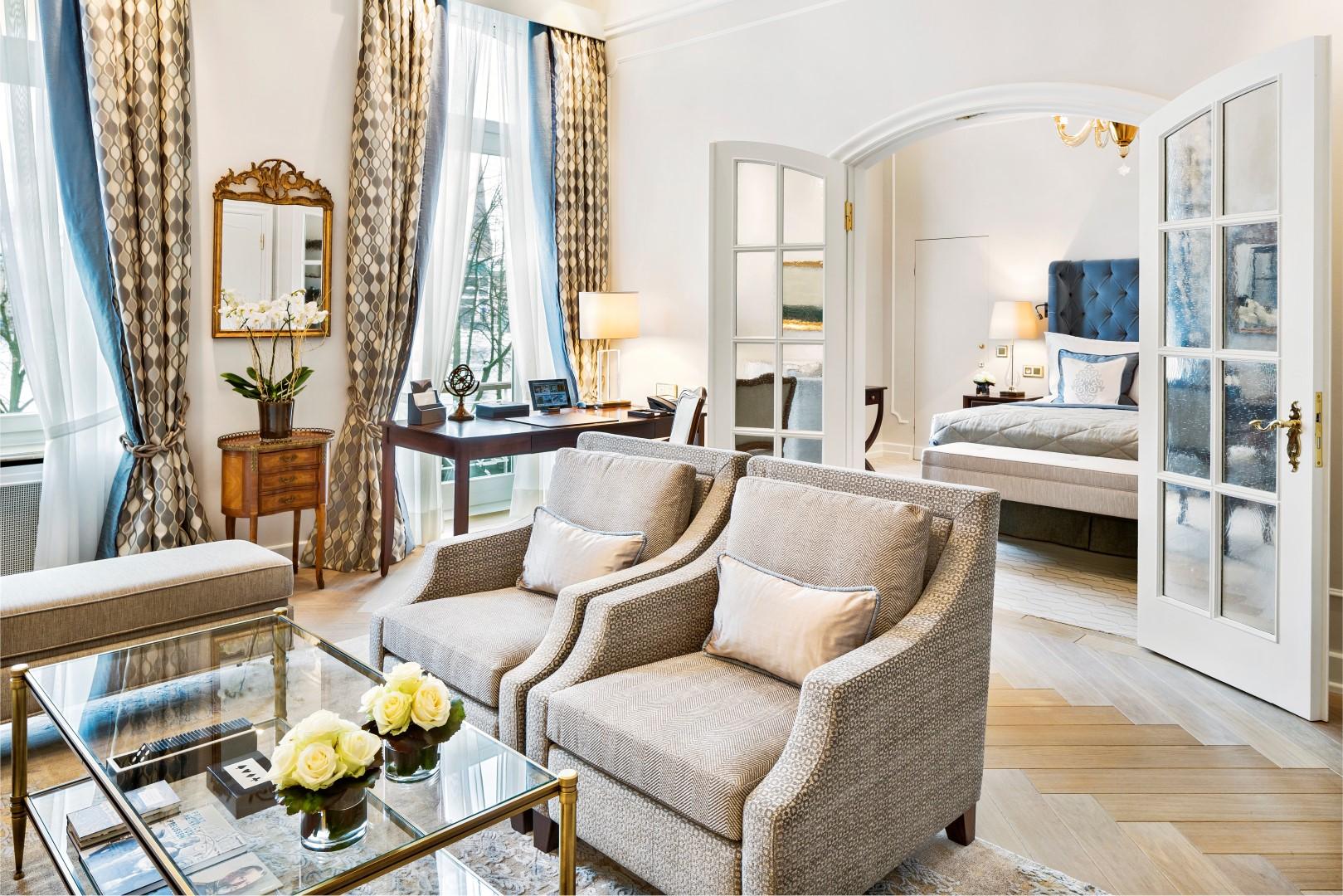 CELEBRITY 1BR SUITE Lake View King - 85sm. Butler Service. Separate Living Room