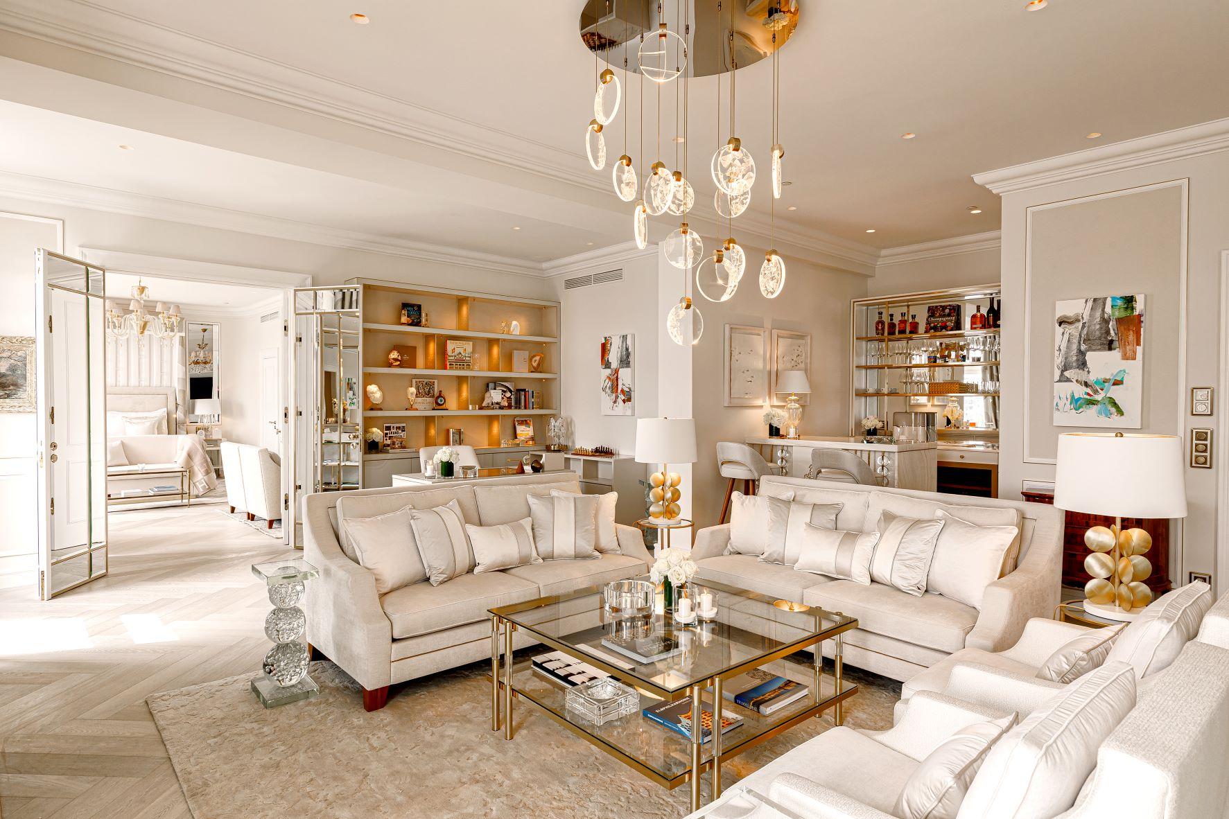 PRESIDENTIAL 1BR SUITE Lake View King - 200sm. Butler Service. Living and Dining Rooms. Bar