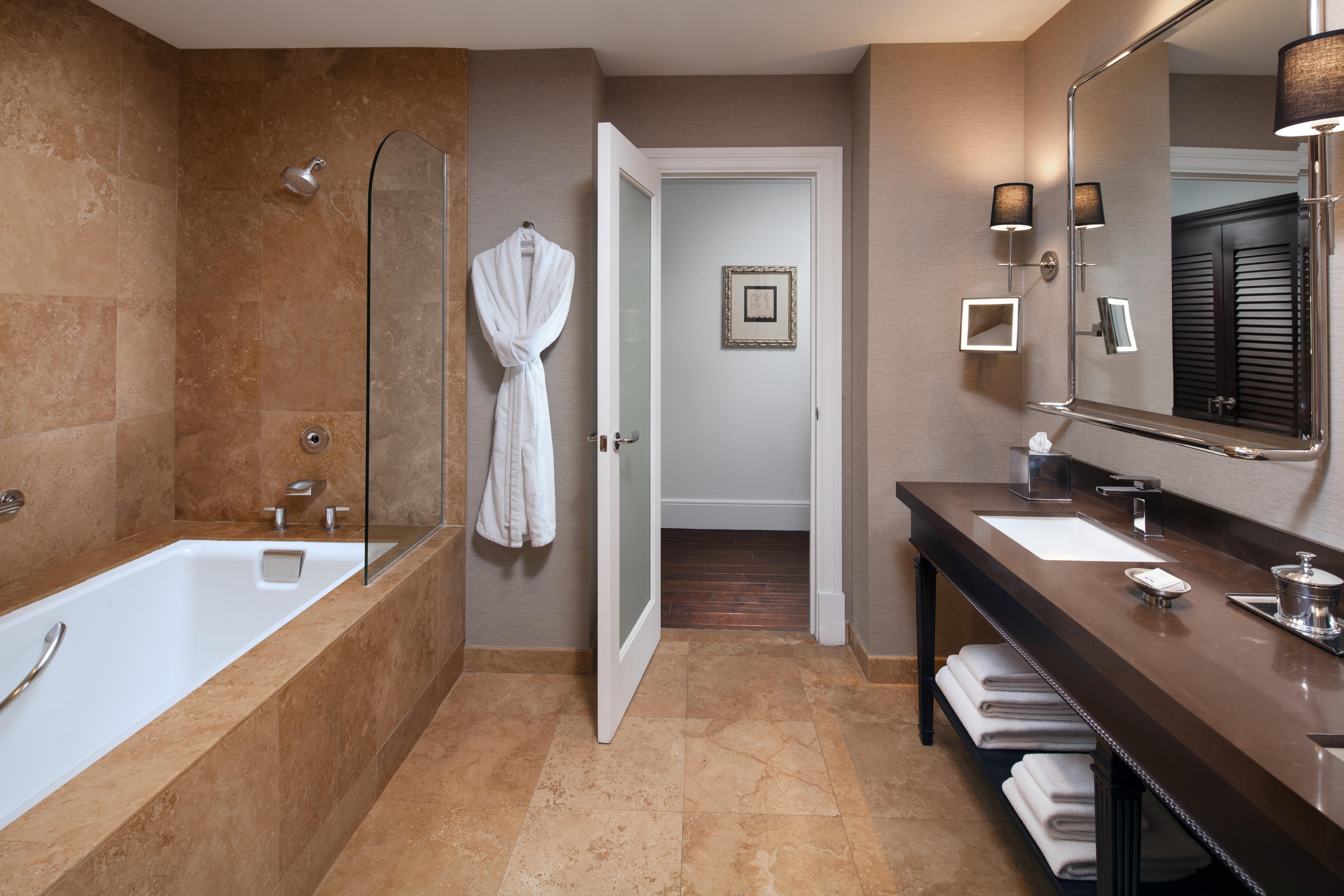 Grand Deluxe with Tub