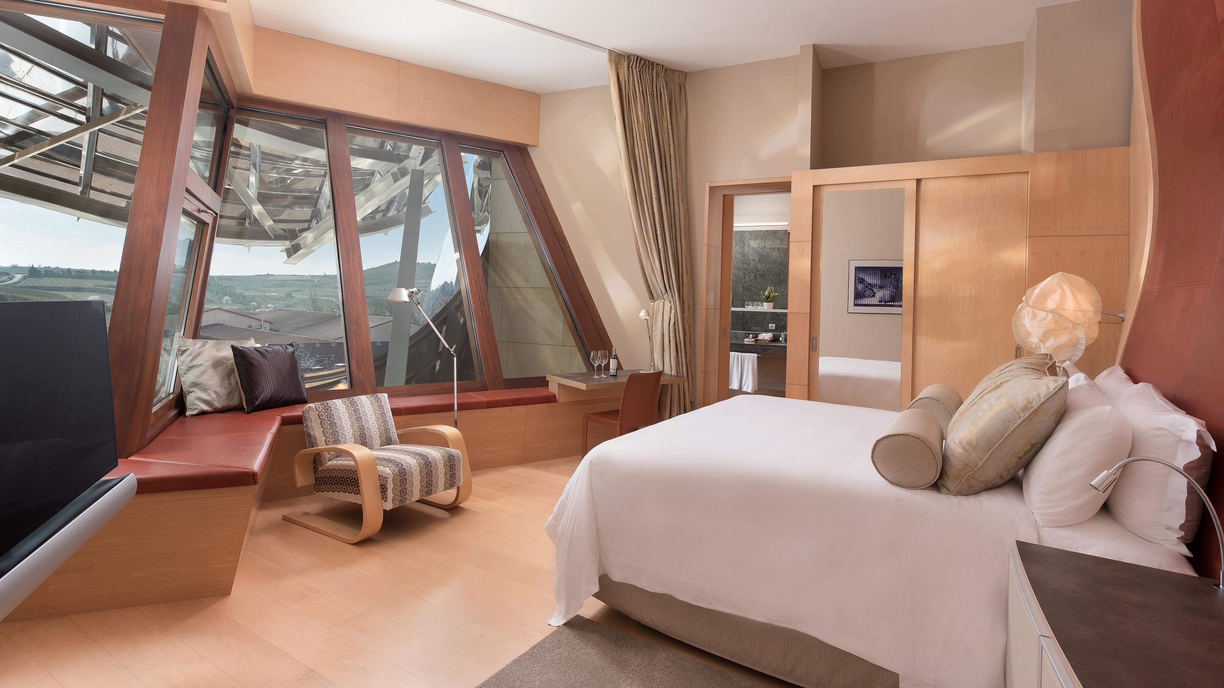 Deluxe Gehry Wing Room