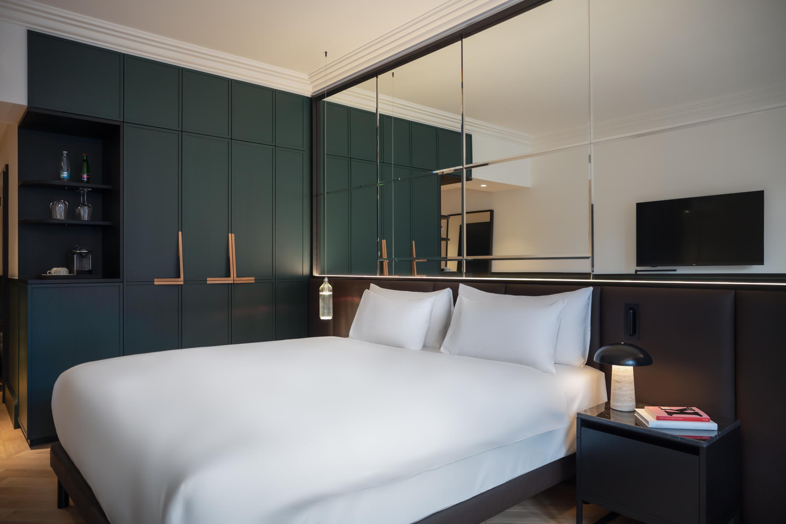 Almanac X Room with Balcony