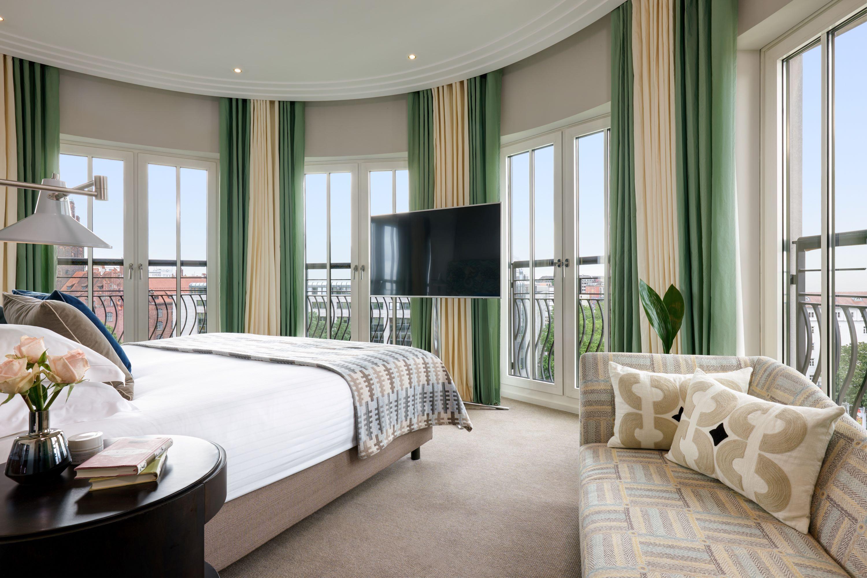 Signature Panoramic View Suite