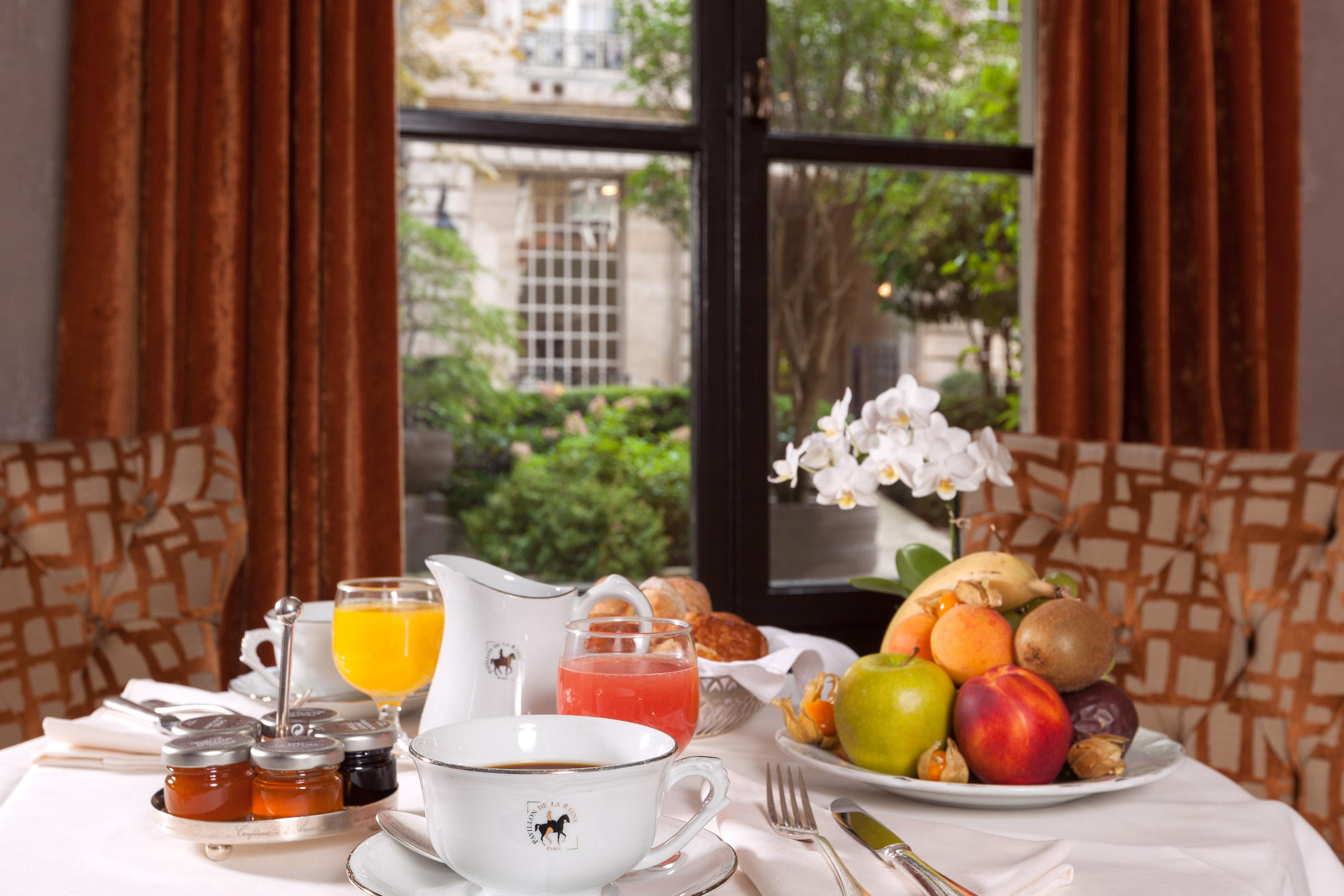 Pavillon de la Reine, France — Pavillon de la Reine - Breakfast