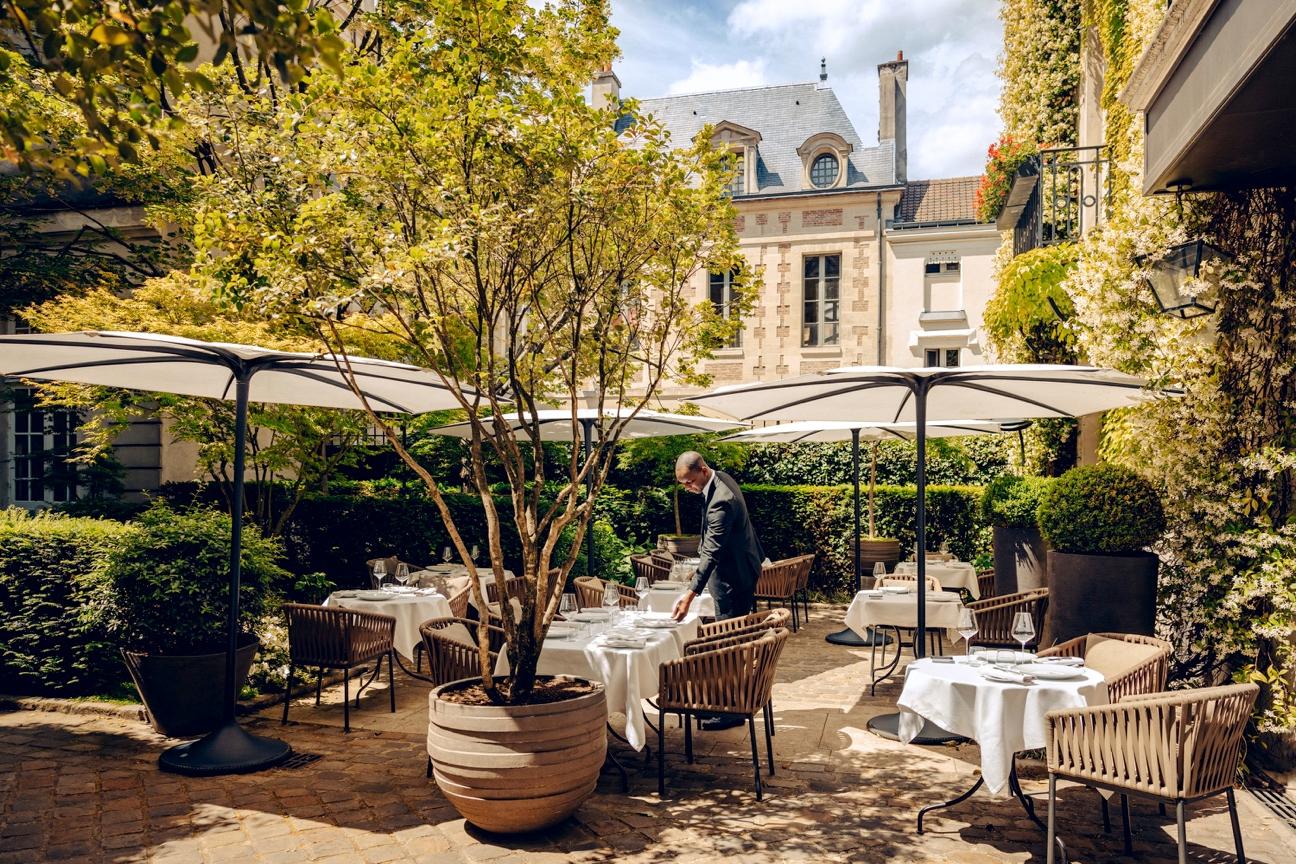 Pavillon de la Reine, France — Pavillon de la Reine - Terrace