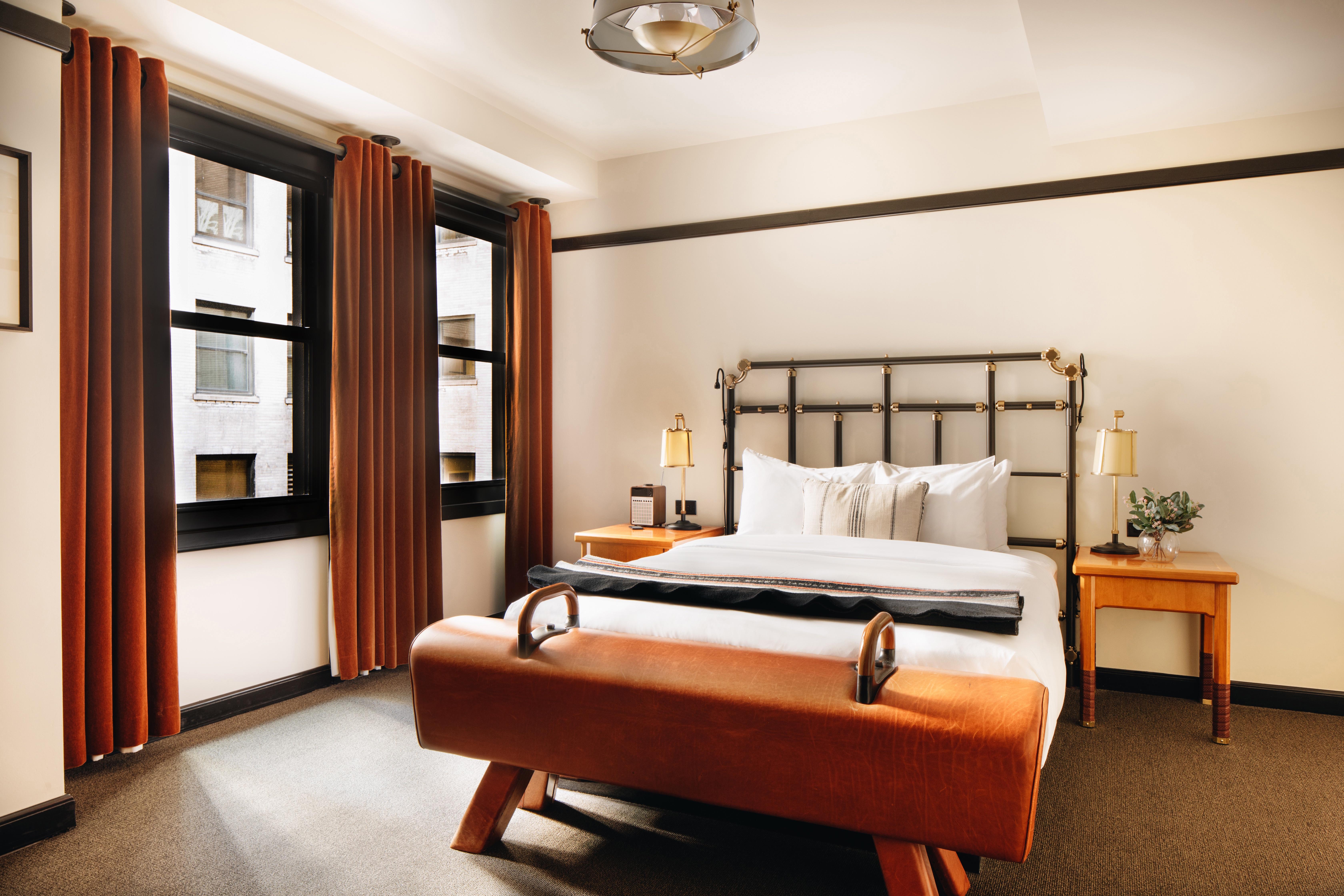 1 Queen Bed