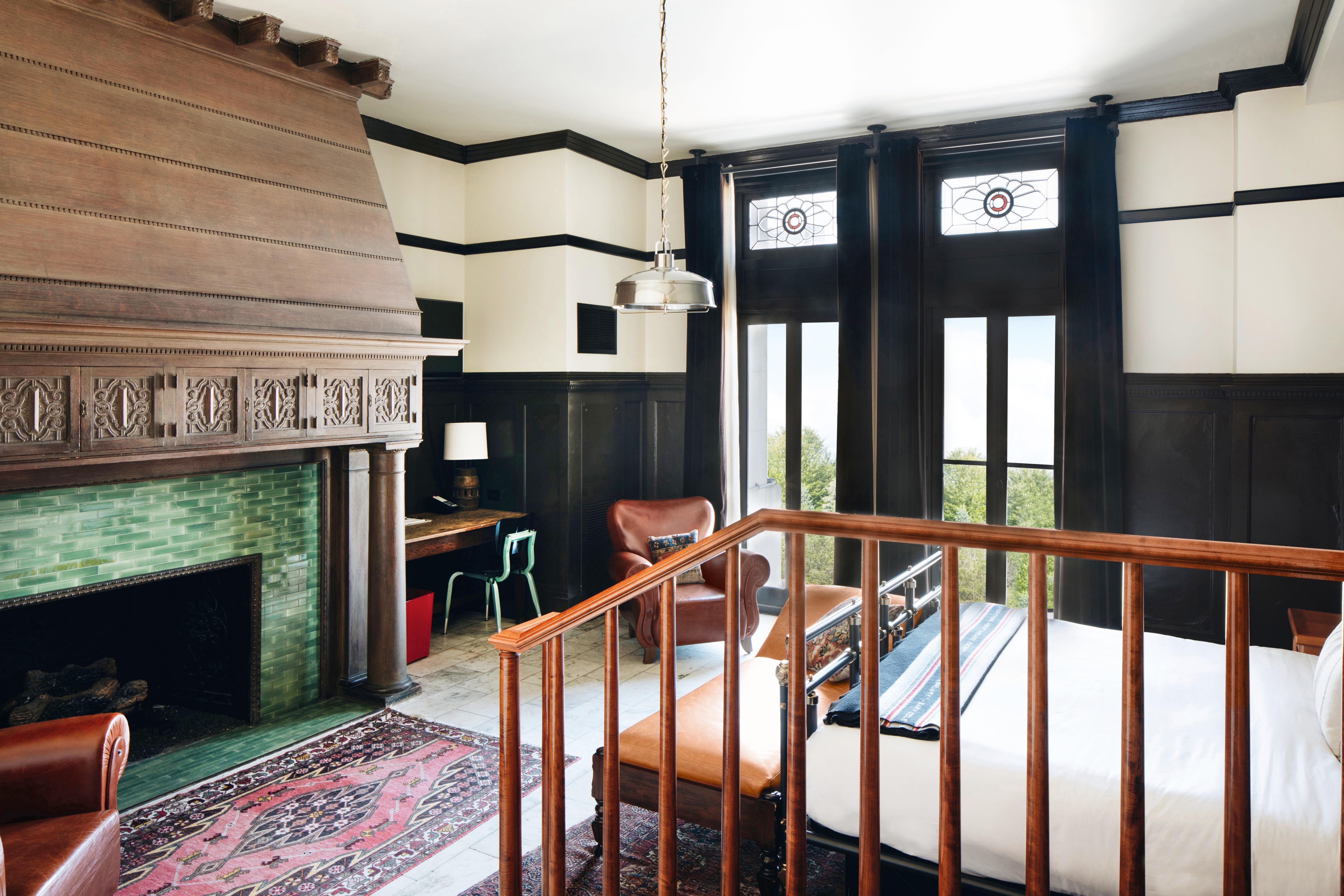 1 King Bed - Founders Room