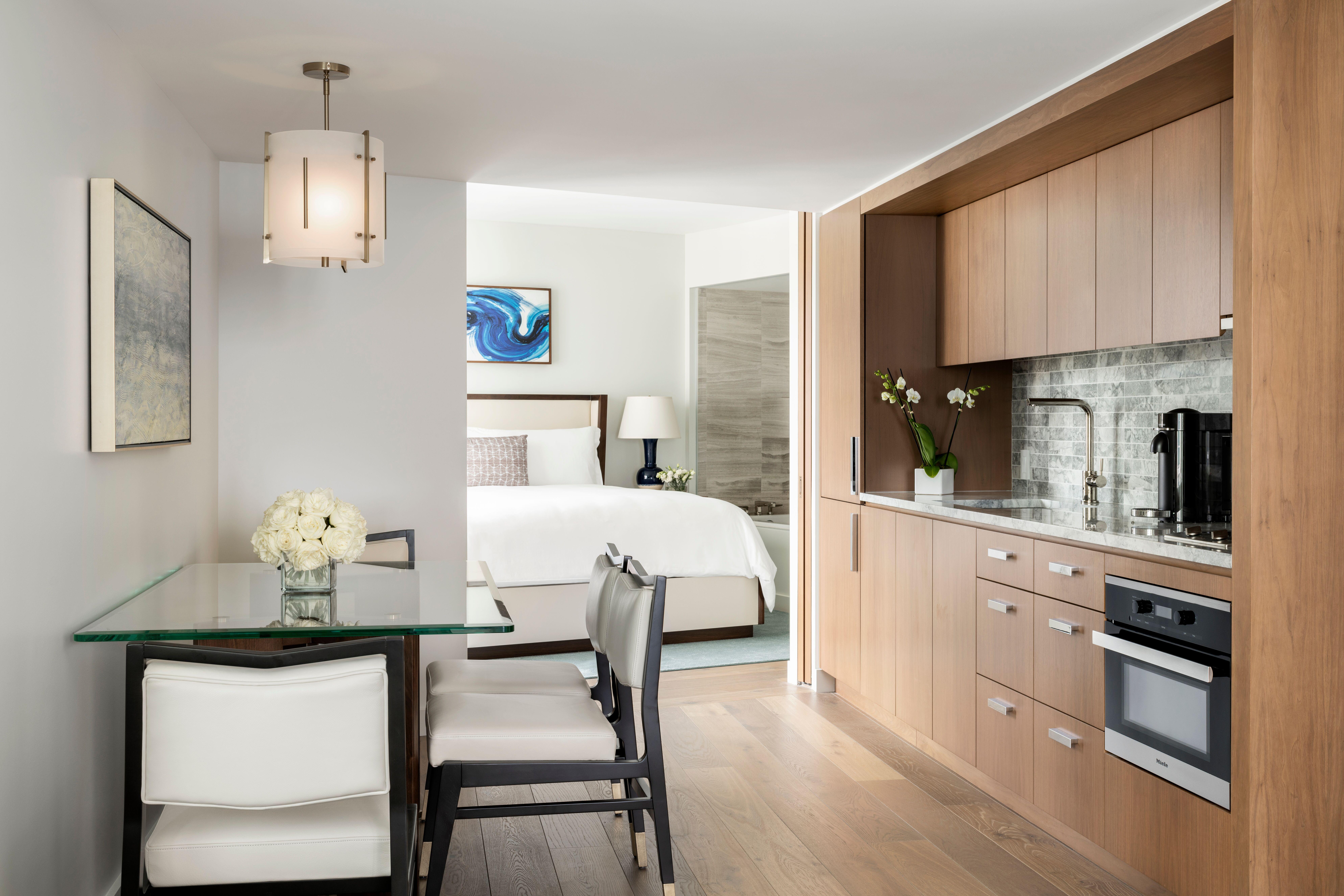 Deluxe Ocean View Corner Suite, 636 sq. ft.