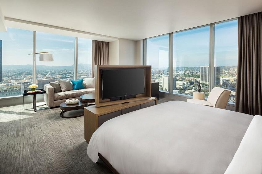 1 King Bed Premium Club Floor