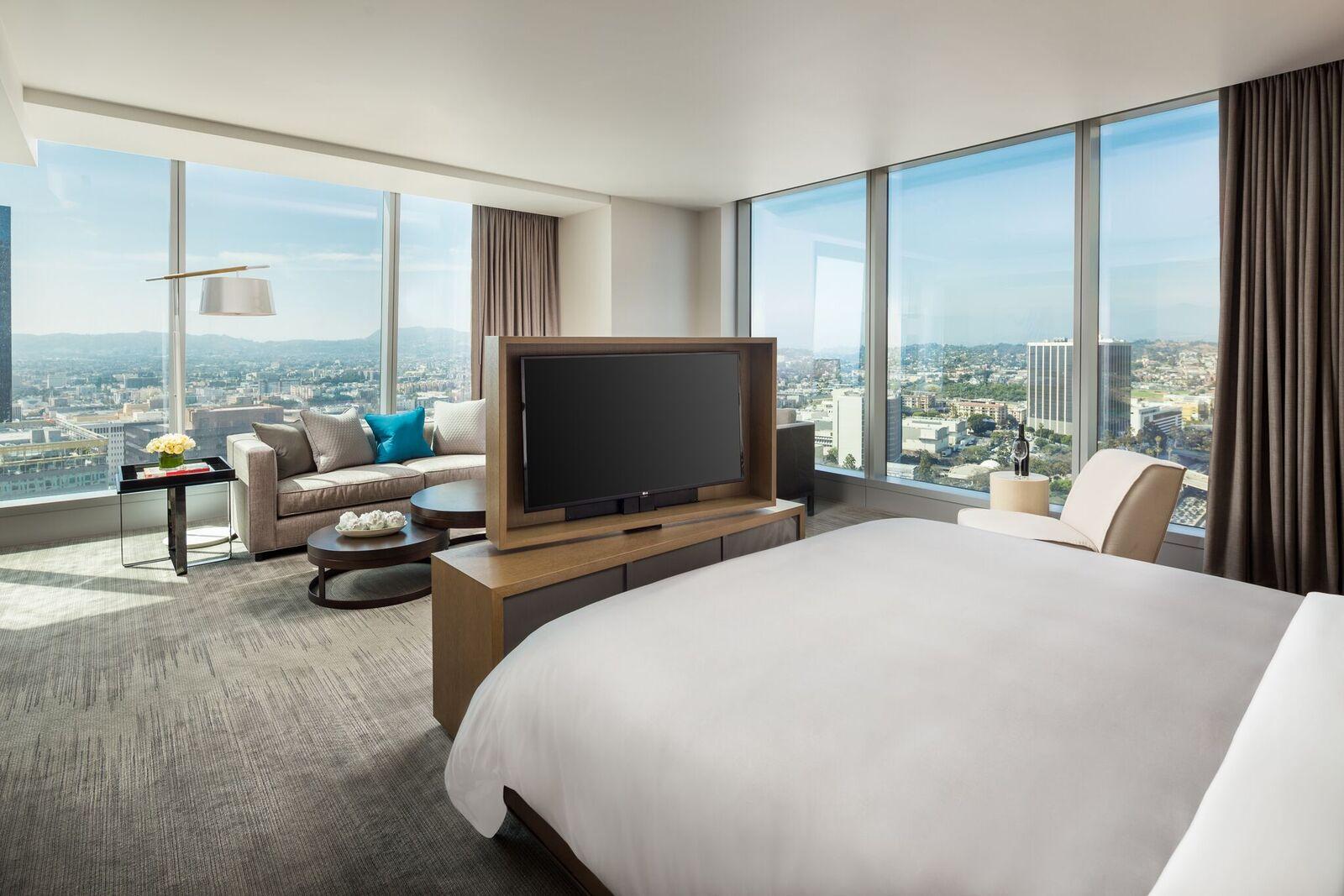 1 King Bed Suite Club Floor