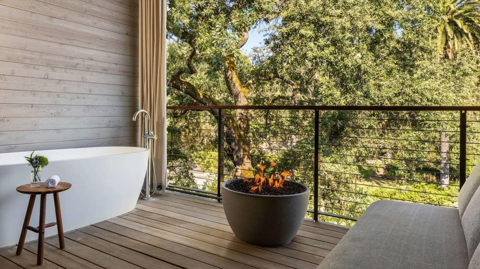 Streamside Balcony Premium King Outdoor Bathtub
