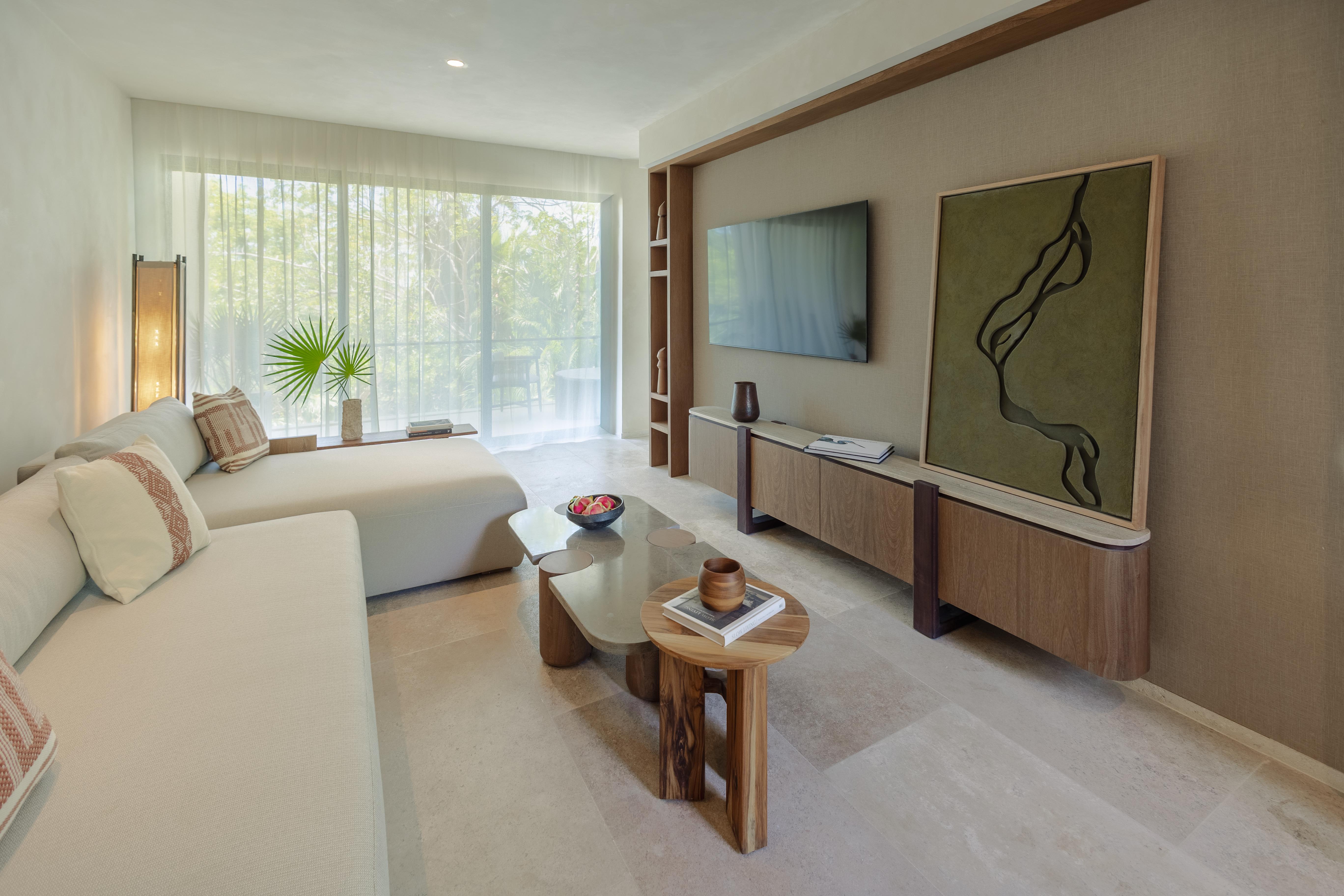 Lagoon Skyview Suite, Accessible Shower (with Plunge Pool)